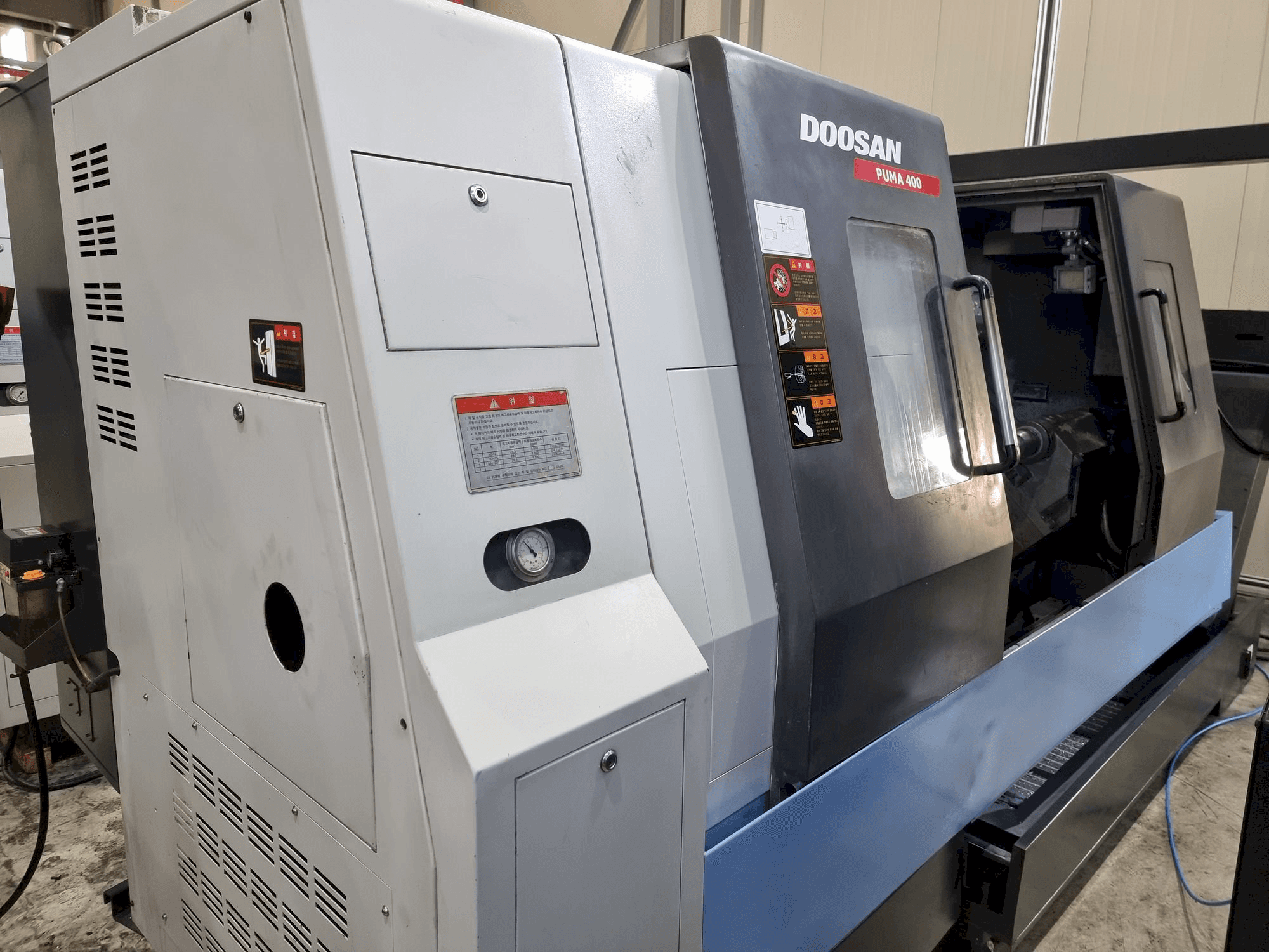 Čelní pohled na Doosan PUMA 400B stroj