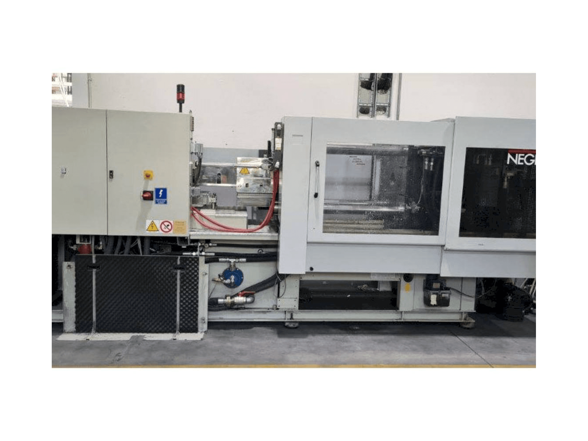 Čelní pohled na Negri Bossi V210 stroj