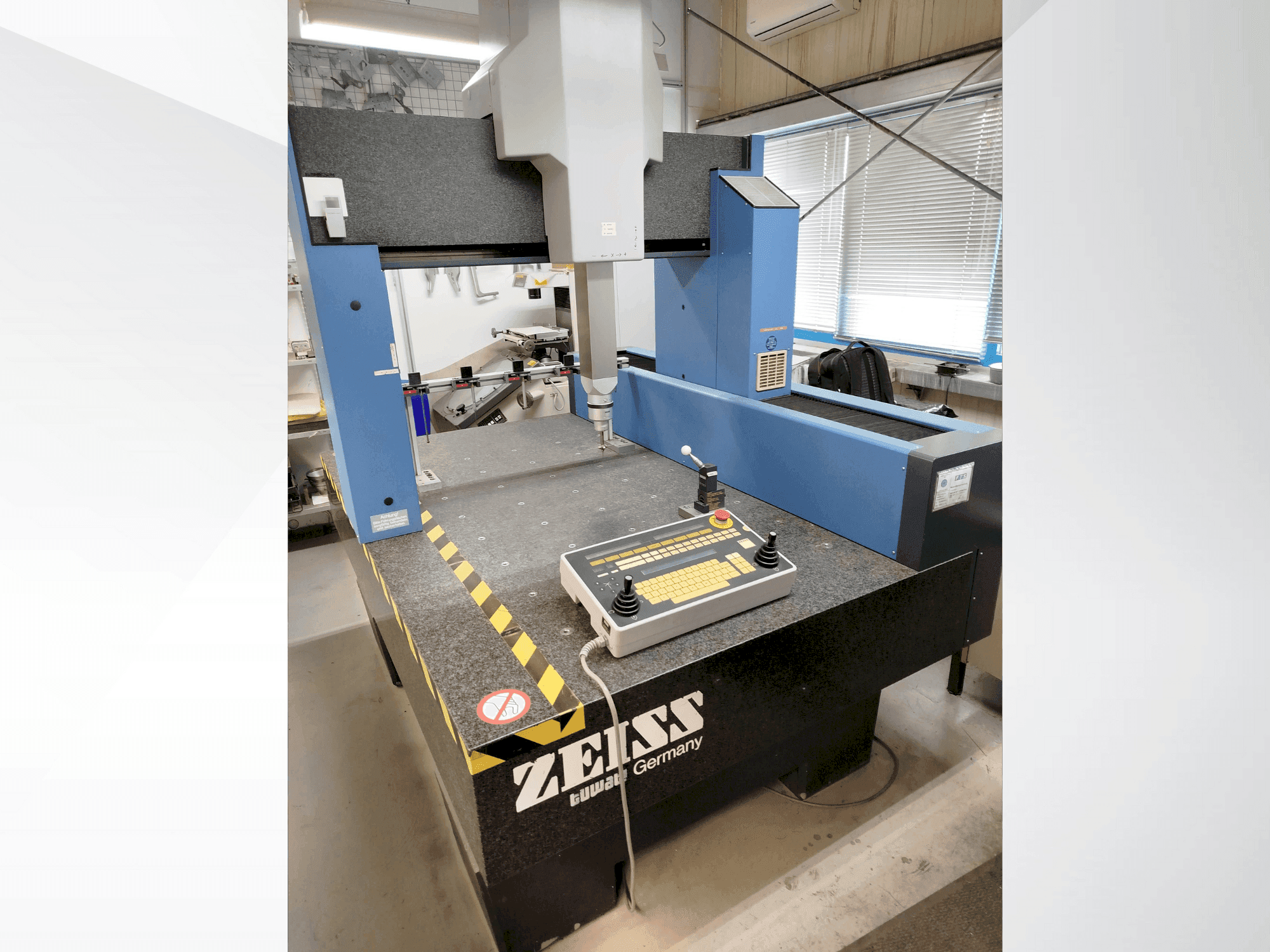 Čelní pohled na ZEISS Contura G2 stroj