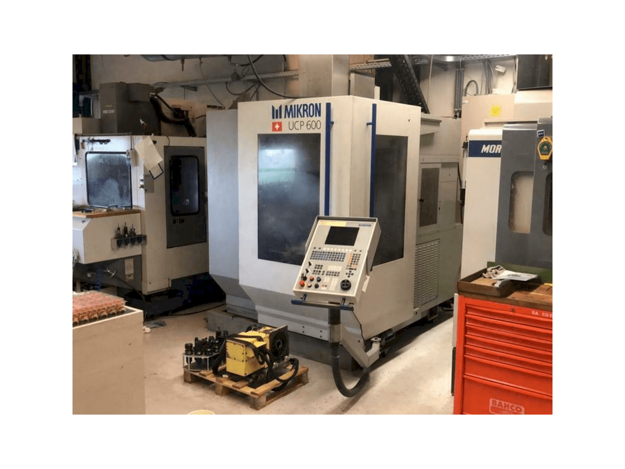 Čelní pohled na MIKRON UCP600 stroj