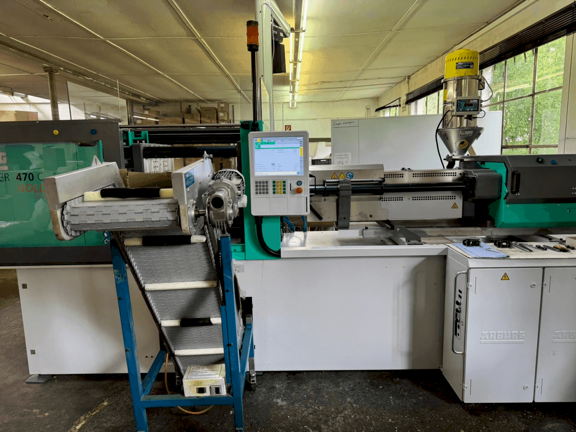 Čelní pohled na Arburg 470 C 1500-800 stroj