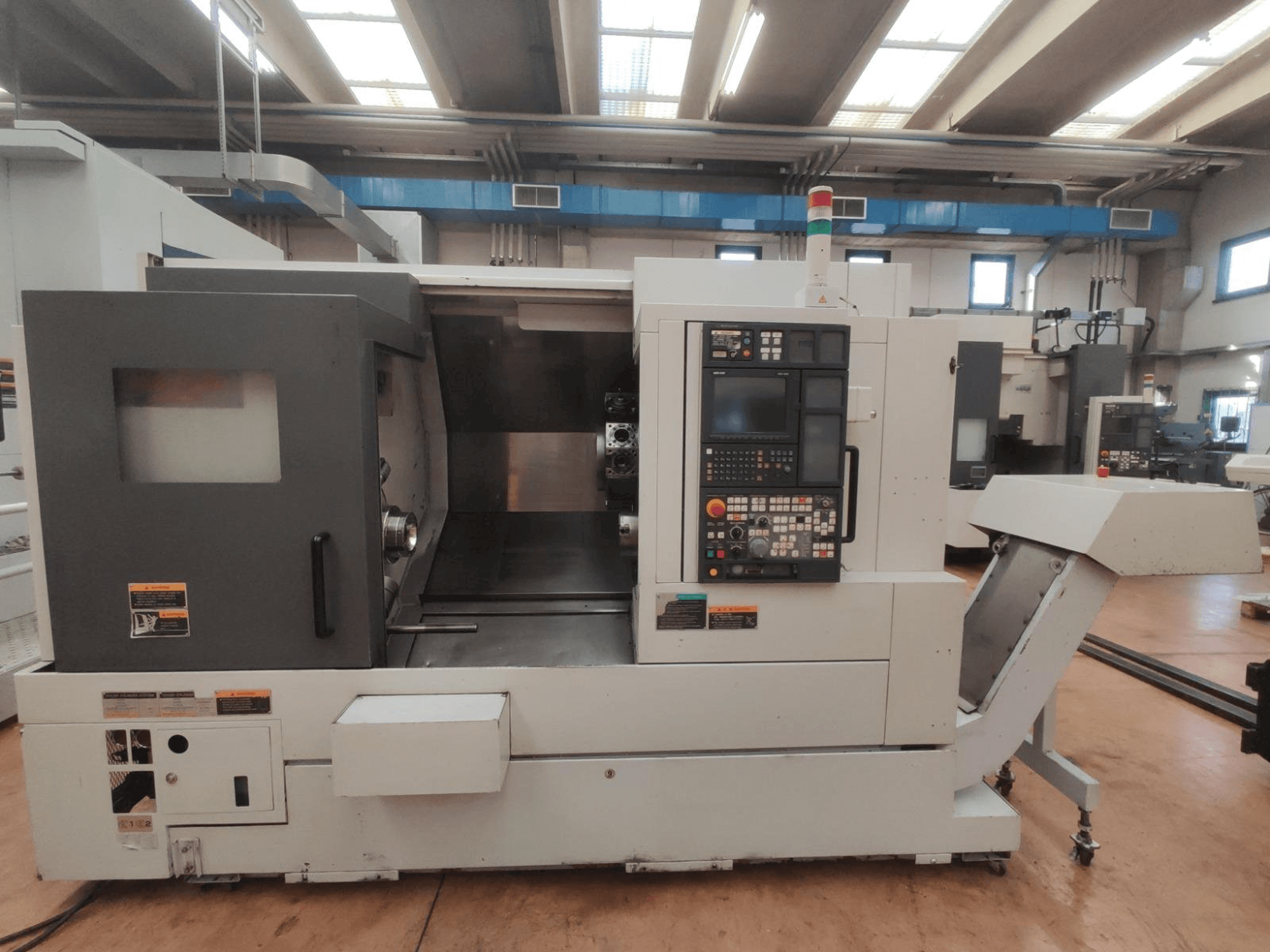 Čelní pohled na MORI SEIKI NL2500/700 SMC stroj