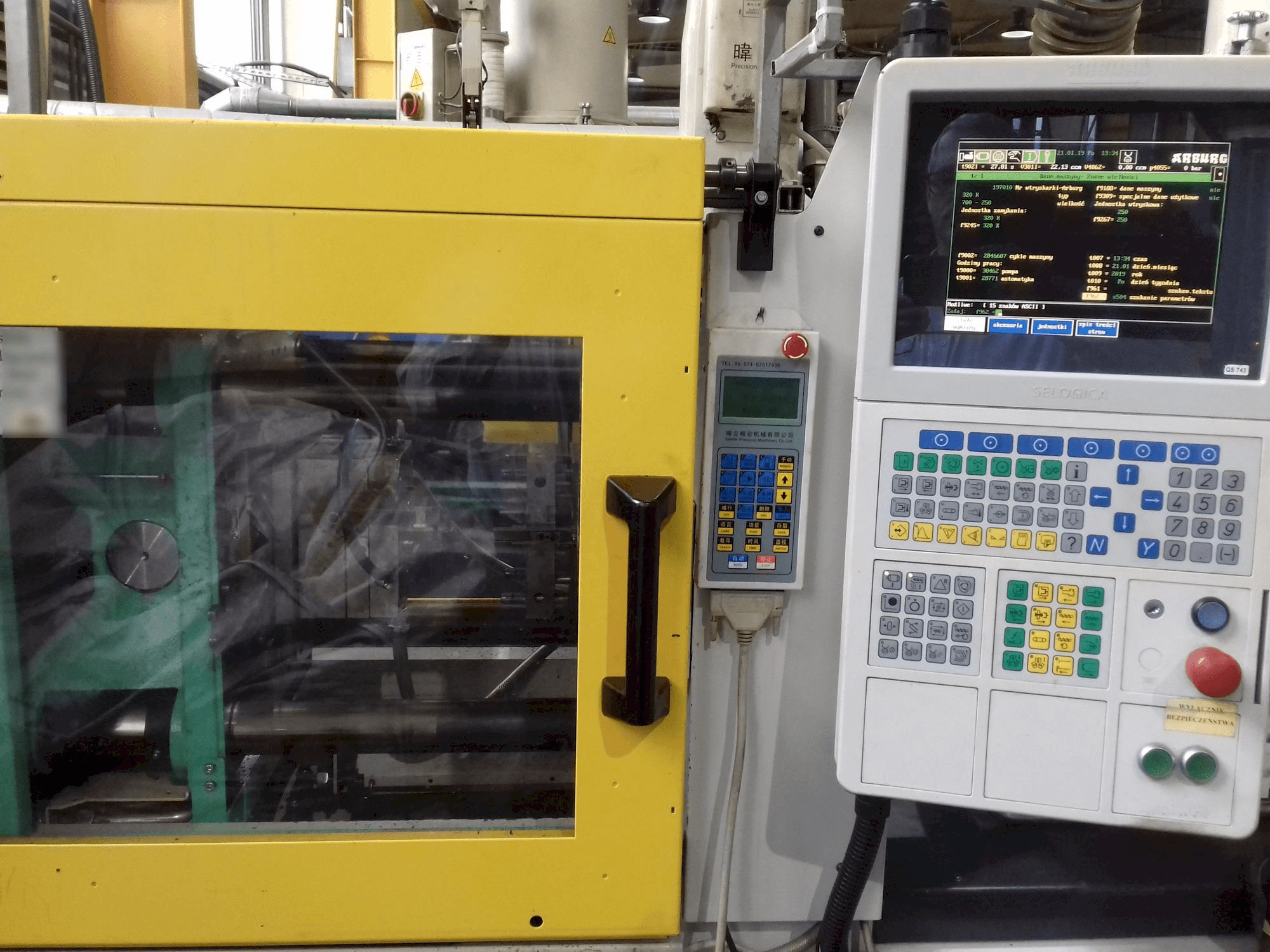 Čelní pohled na Arburg ALLROUNDER 320 K 700-250 stroj