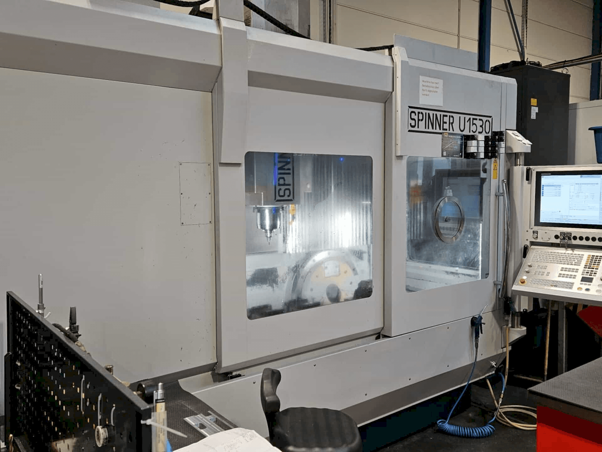 Čelní pohled na SPINNER U 1530 stroj