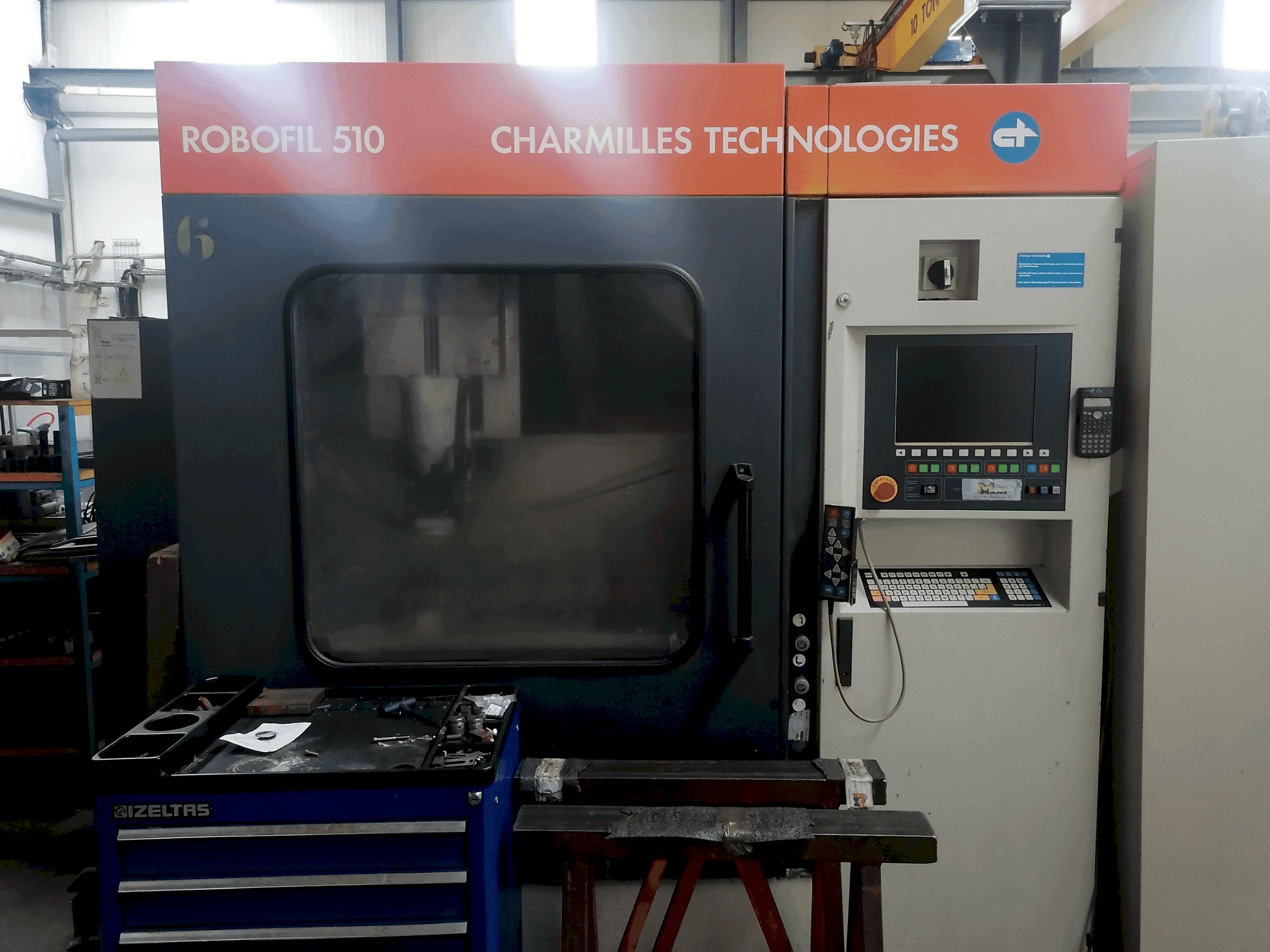 Čelní pohled na CHARMILLES Robofil 510 stroj