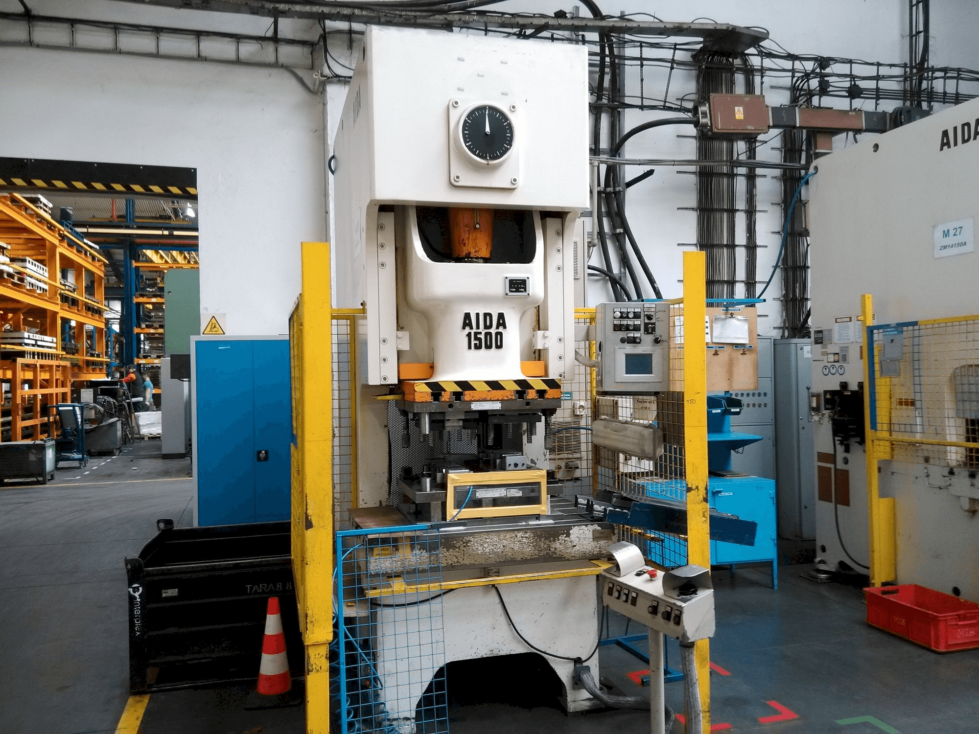 Čelní pohled na AIDA NC 1-1500 stroj