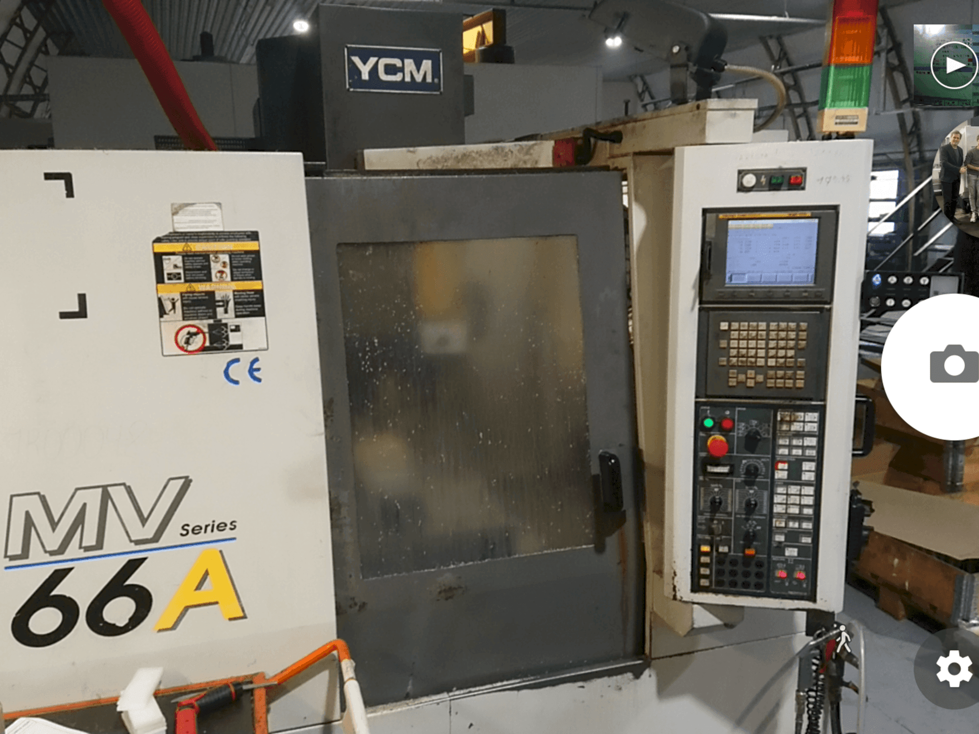 Čelní pohled na YCM MV66A stroj