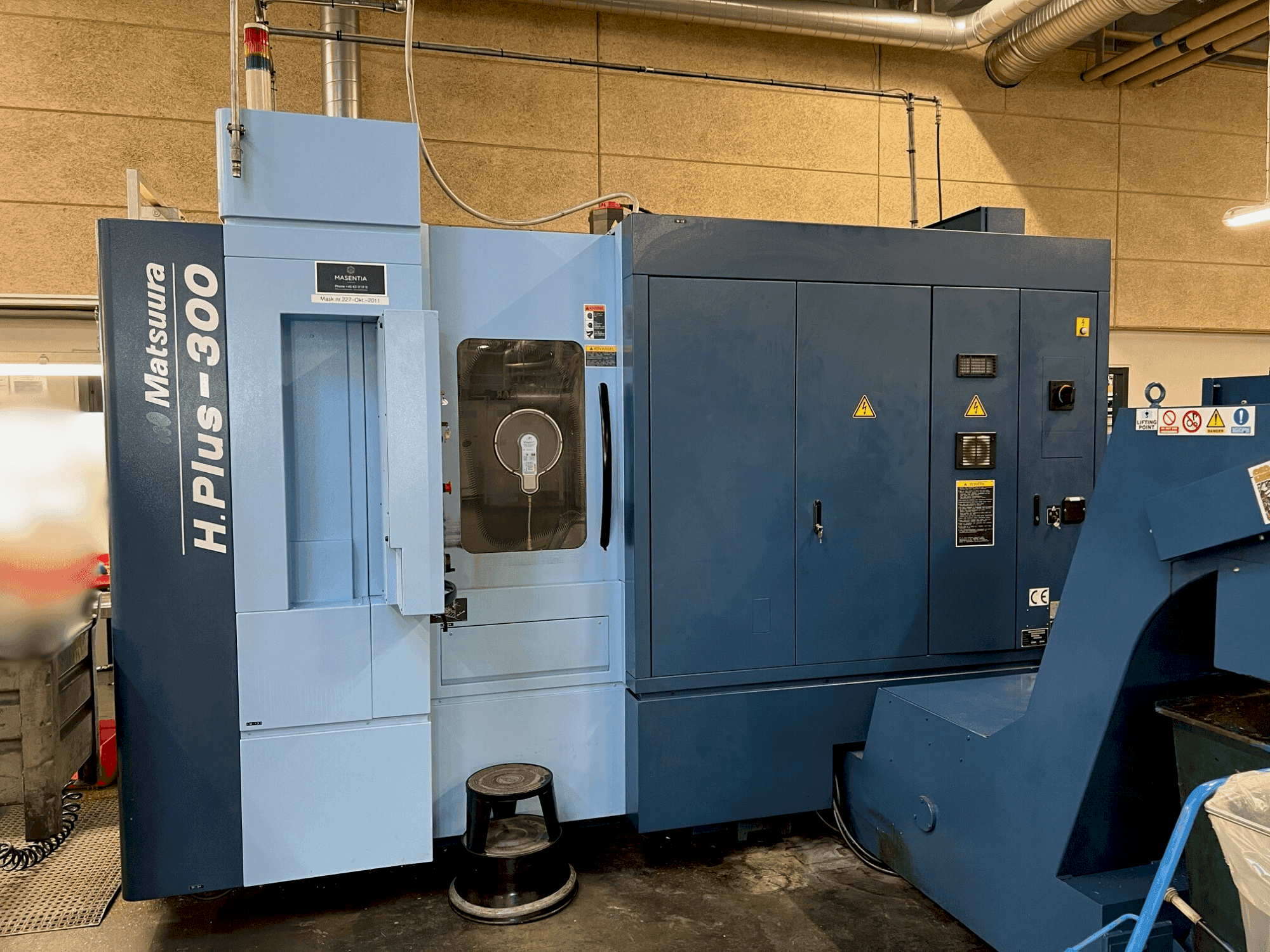 Čelní pohled na Matsuura H.PLUS-300 stroj