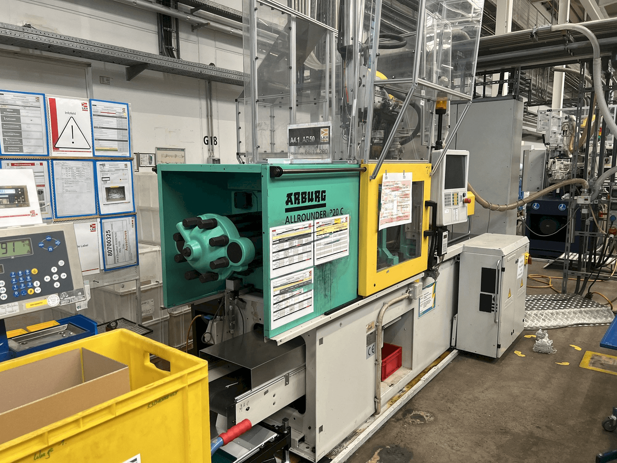 Levý boční pohled na Arburg Allrounder 320C 500 - 170 stroj