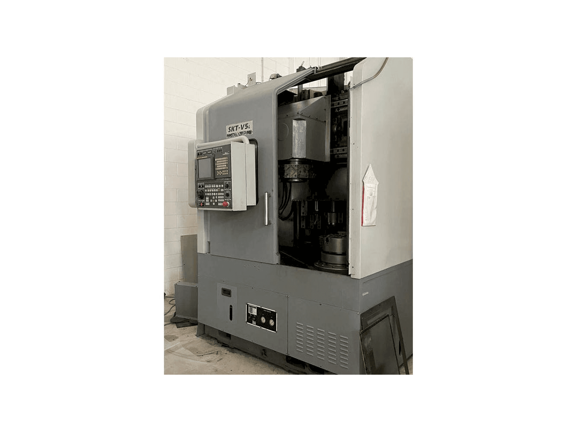 Pravý pohled na Hyundai SKT V5L stroj