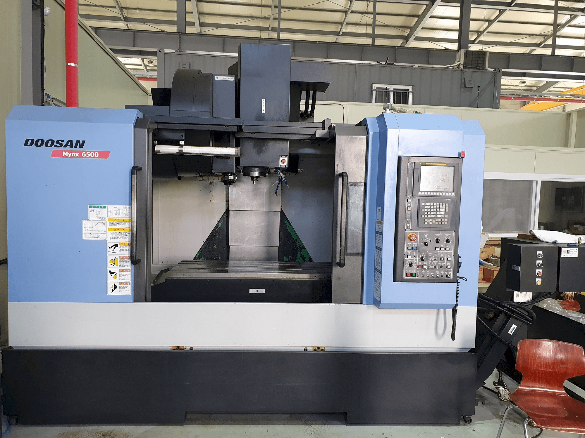 Čelní pohled na Doosan MYNX 6500 stroj
