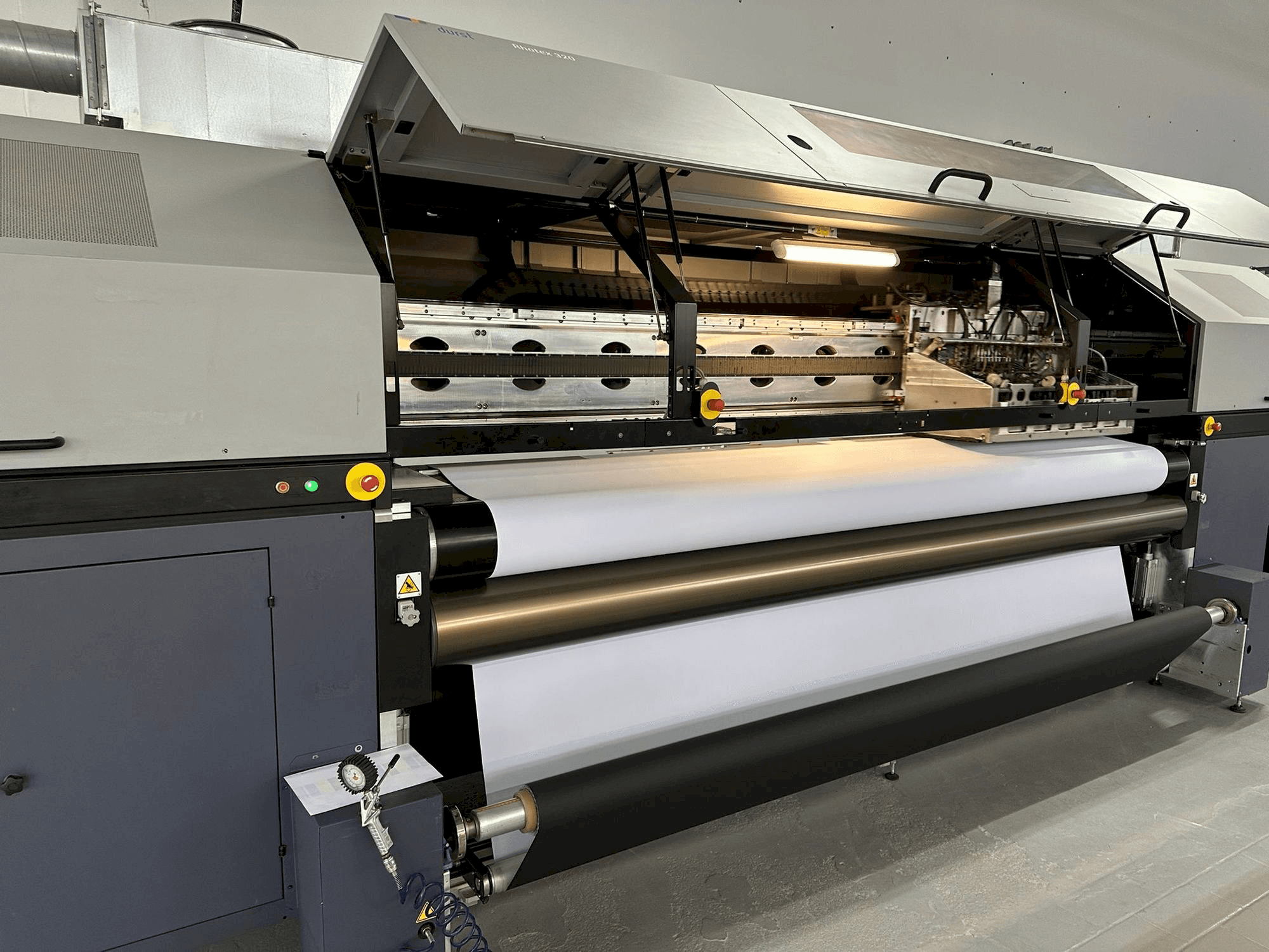 Čelní pohled na Durst Rhotex 320 stroj