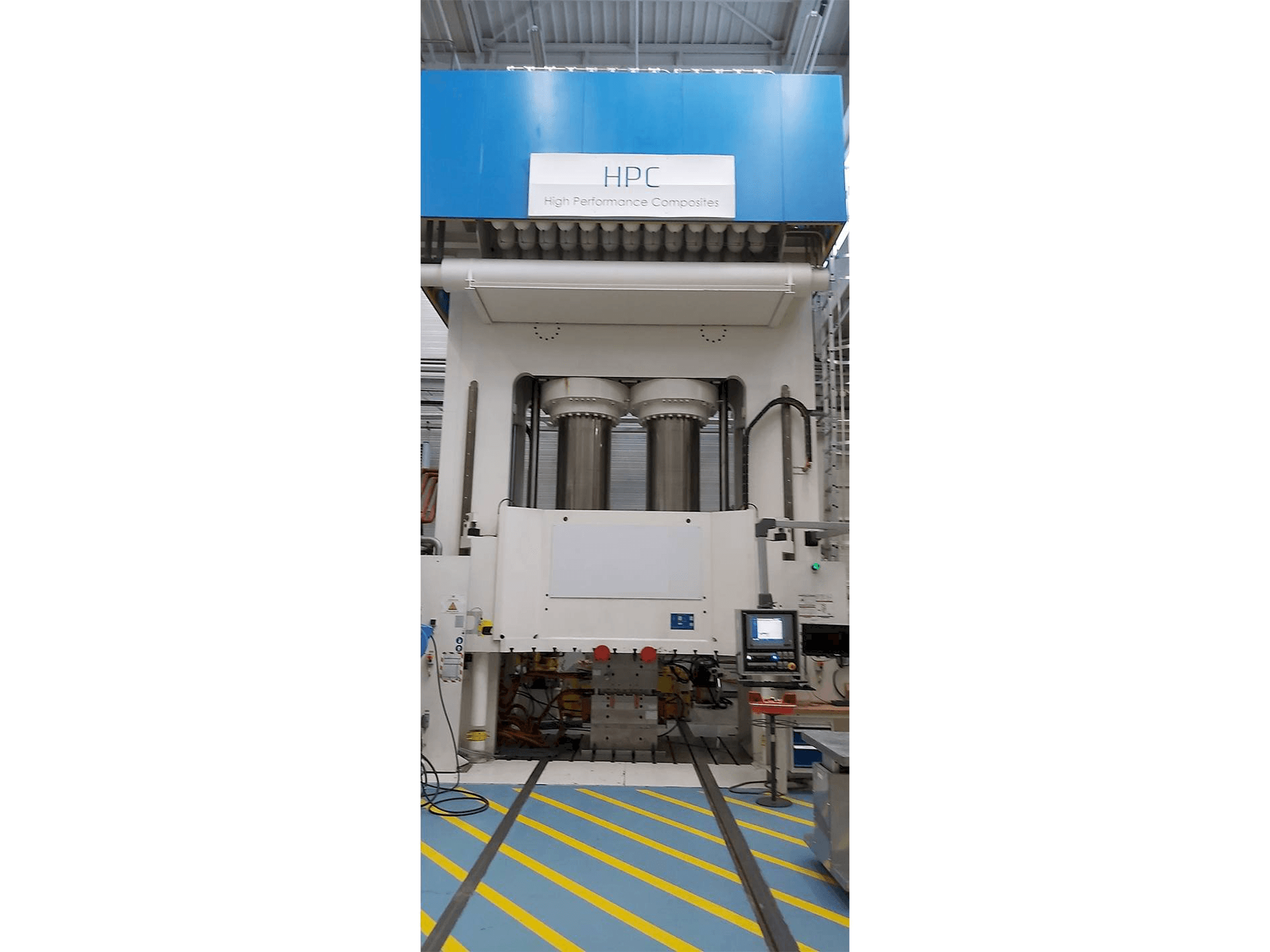 Čelní pohled na Dieffenbacher 2500 Ton stroj