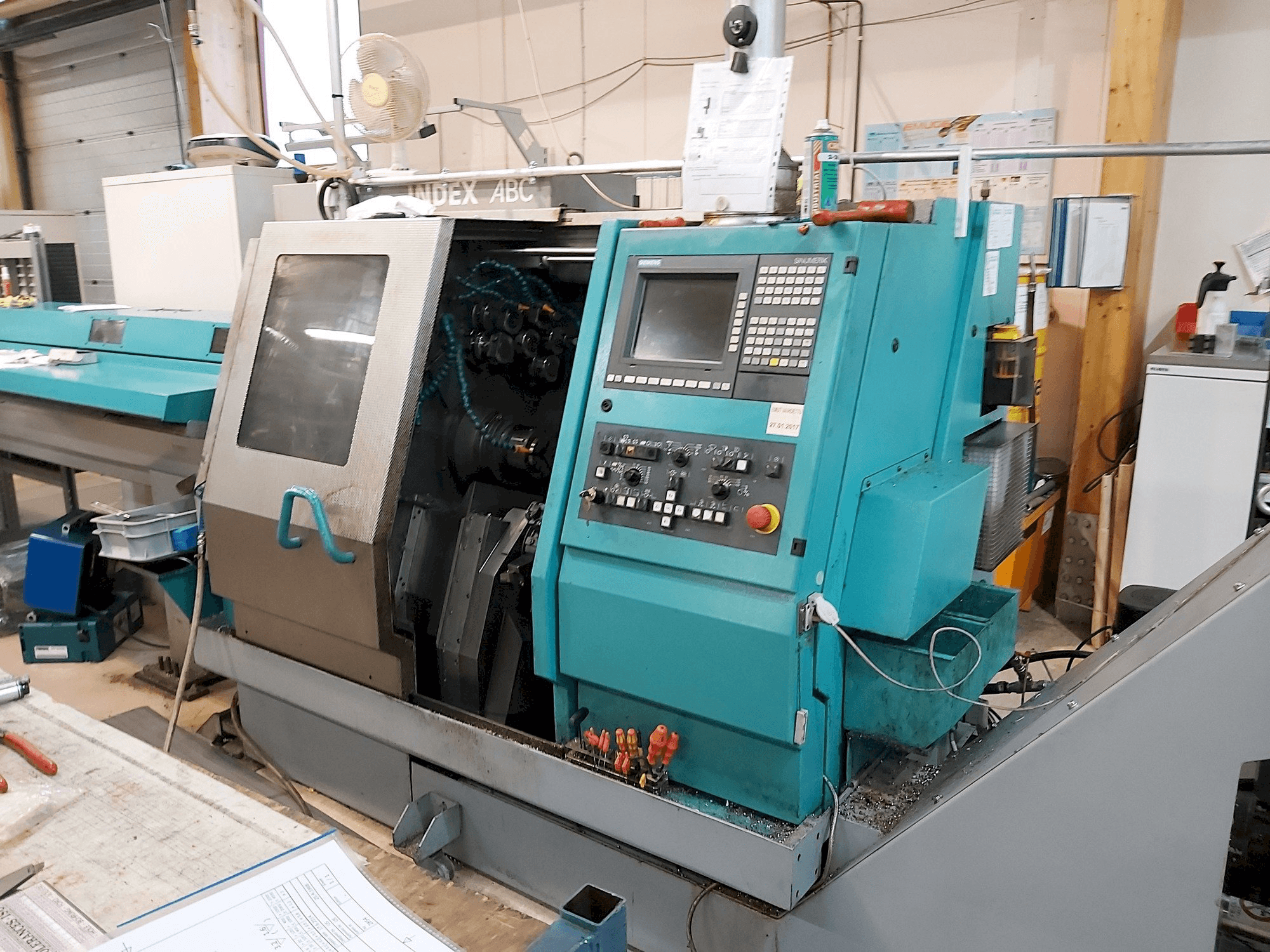 Čelní pohled na Index ABC stroj