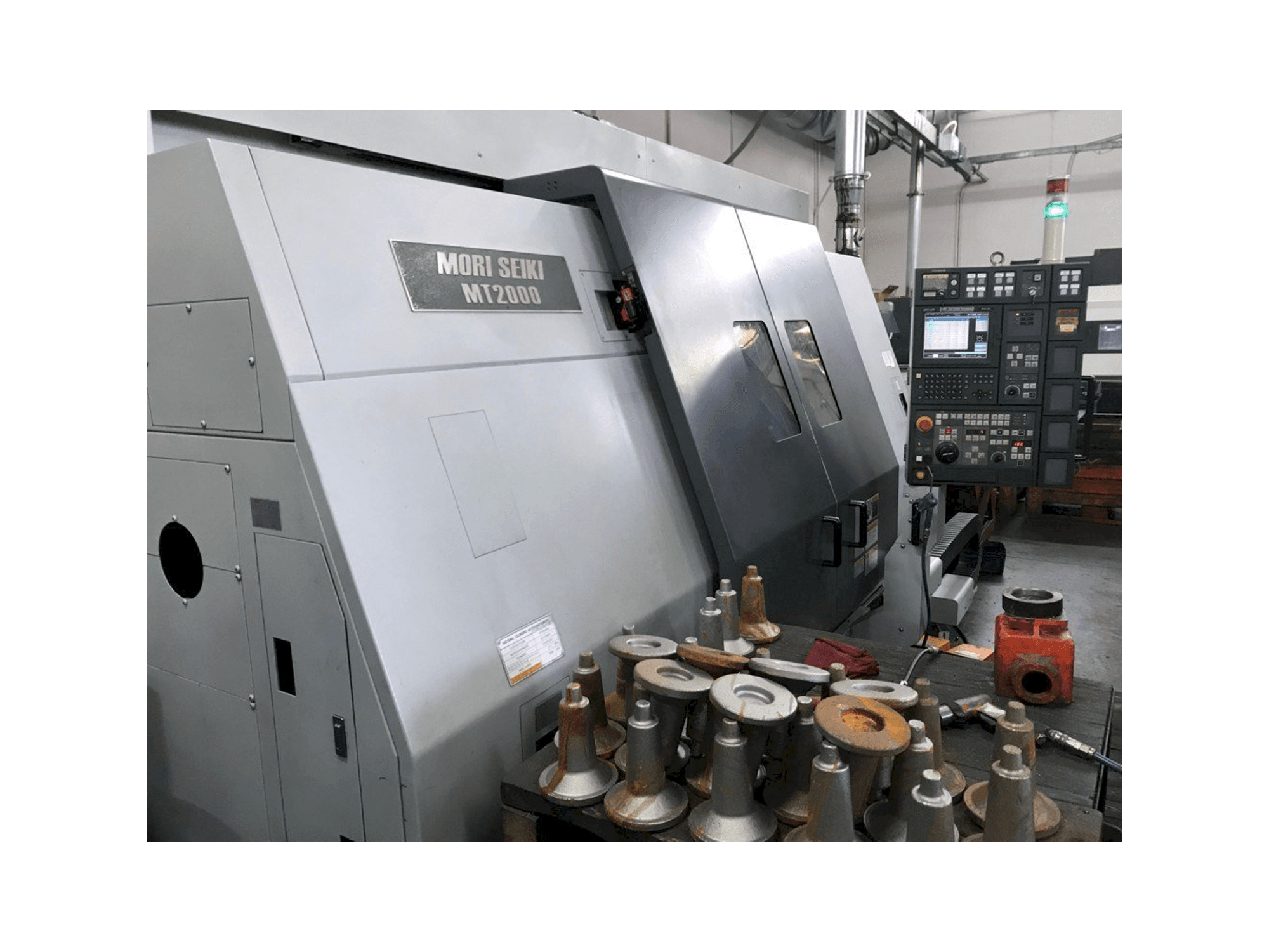 Čelní pohled na MORI SEIKI MT 2002 SZ stroj