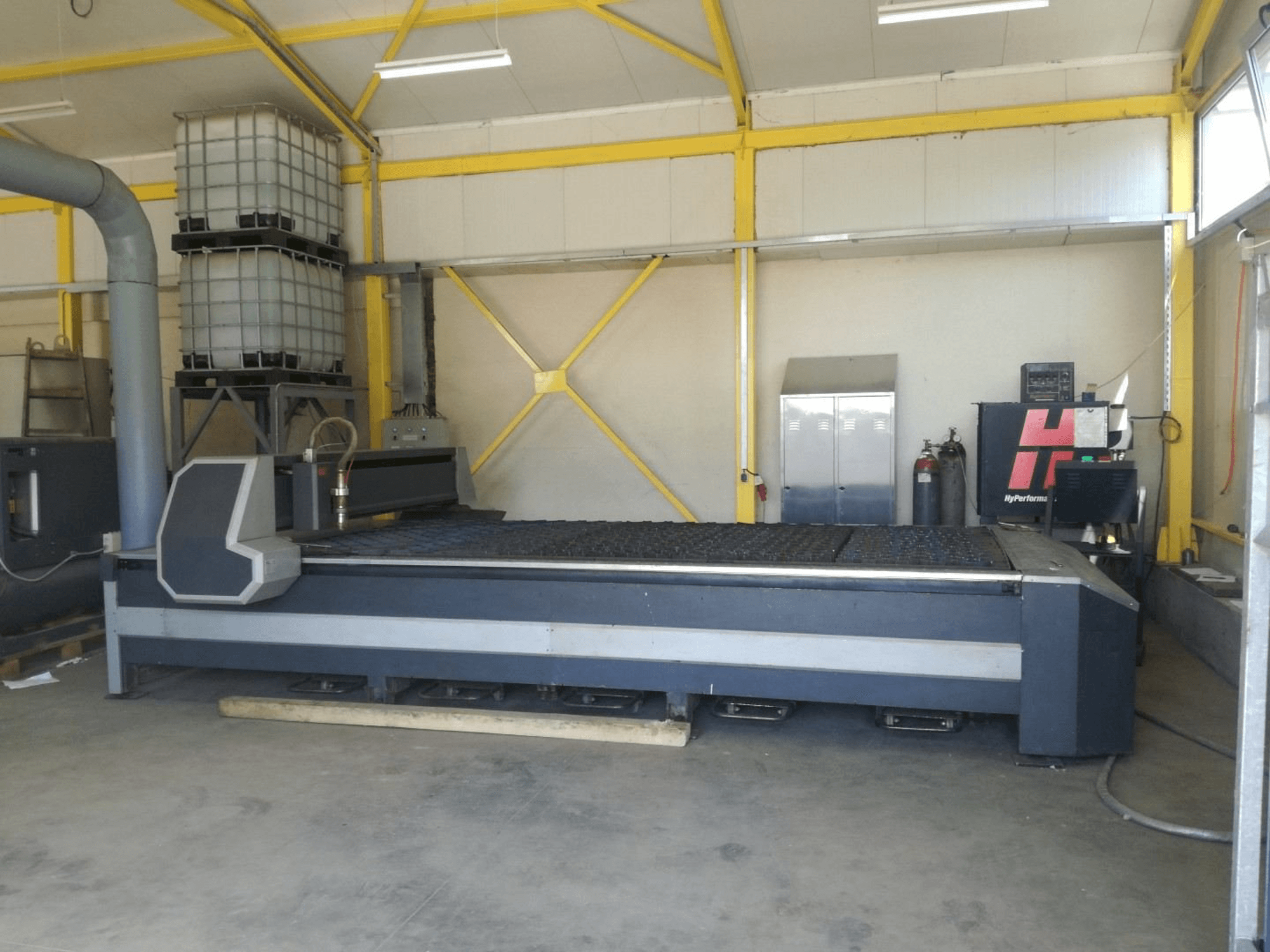 Čelní pohled na HPM ITALY GV 4 x 2 stroj