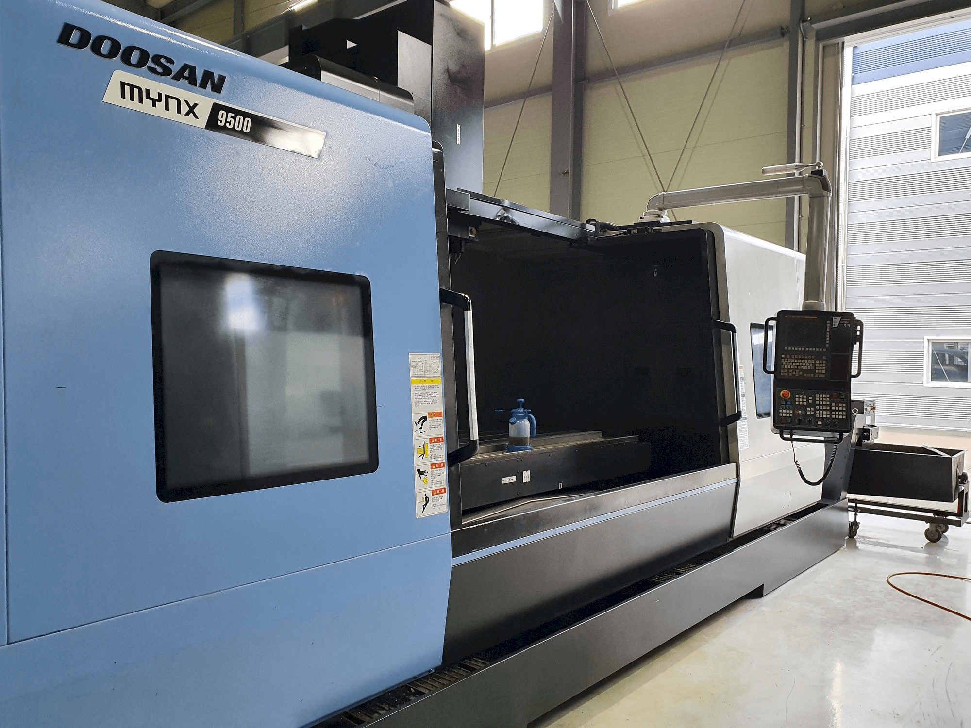Čelní pohled na Doosan MYNX 9500 stroj