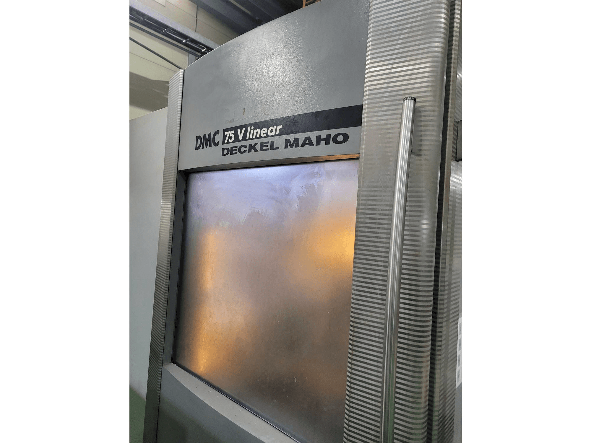 Čelní pohled na DECKEL MAHO DMC 75 Linear stroj