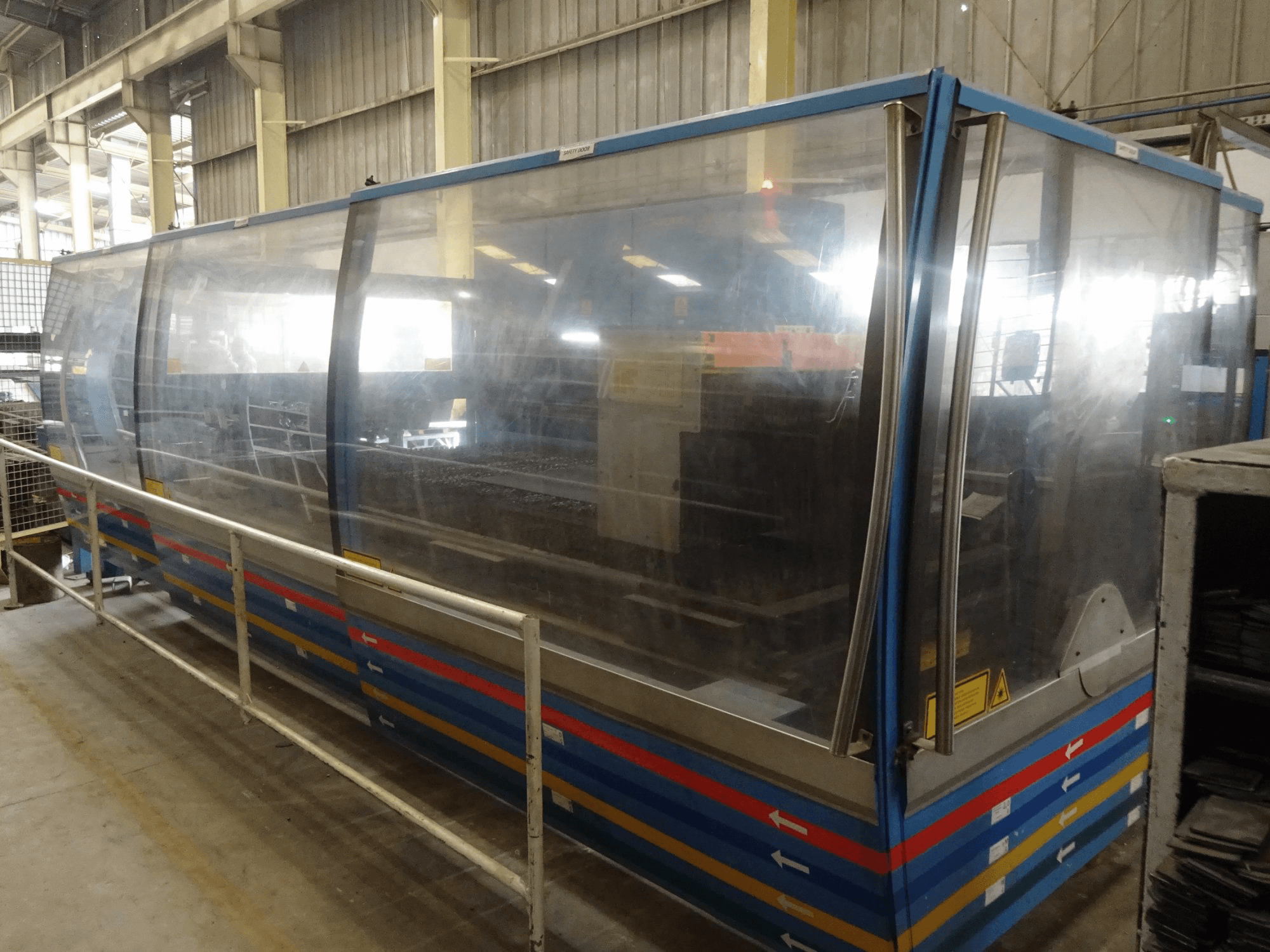 Pravý pohled na Prima Power Platino 2040 stroj