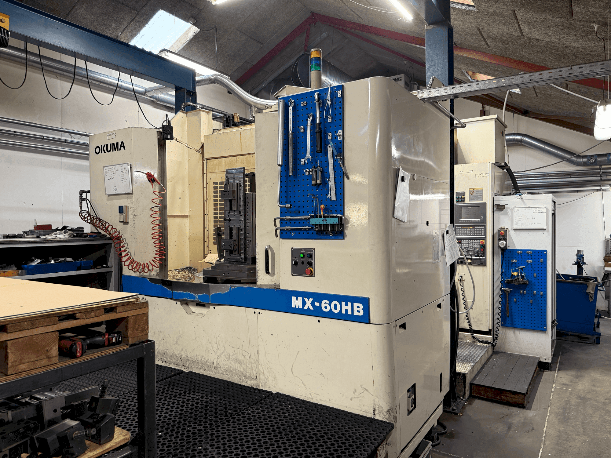 Čelní pohled na Okuma MX-60HB stroj