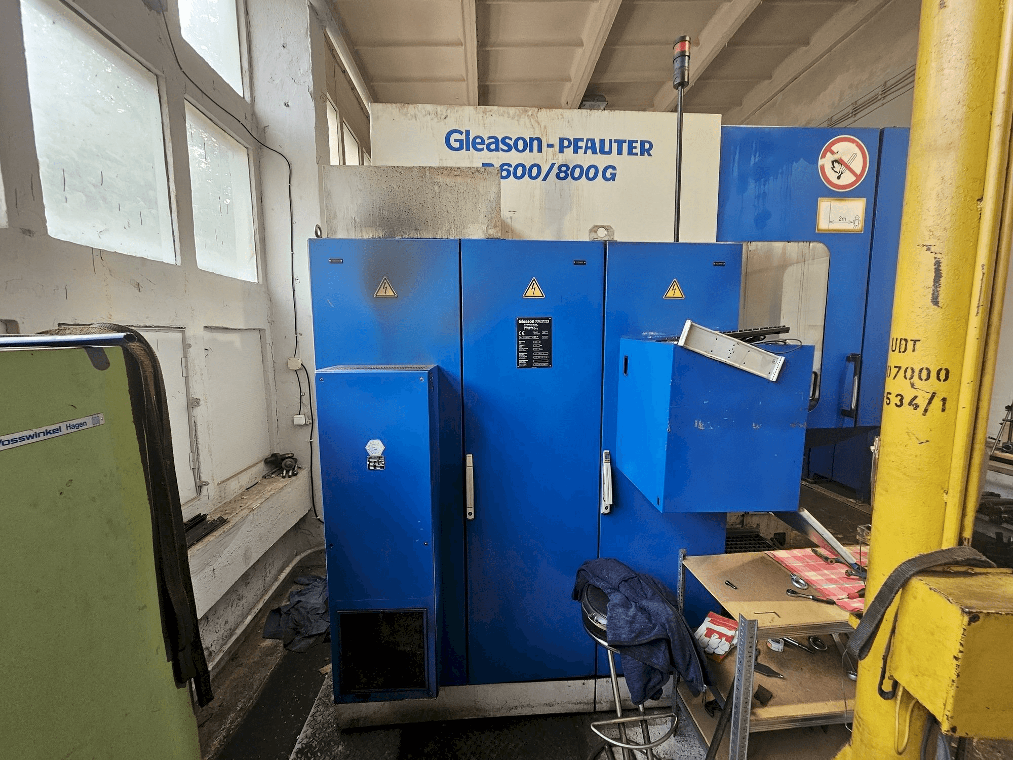 Čelní pohled na Gleason PFAUTER P600/800 G stroj