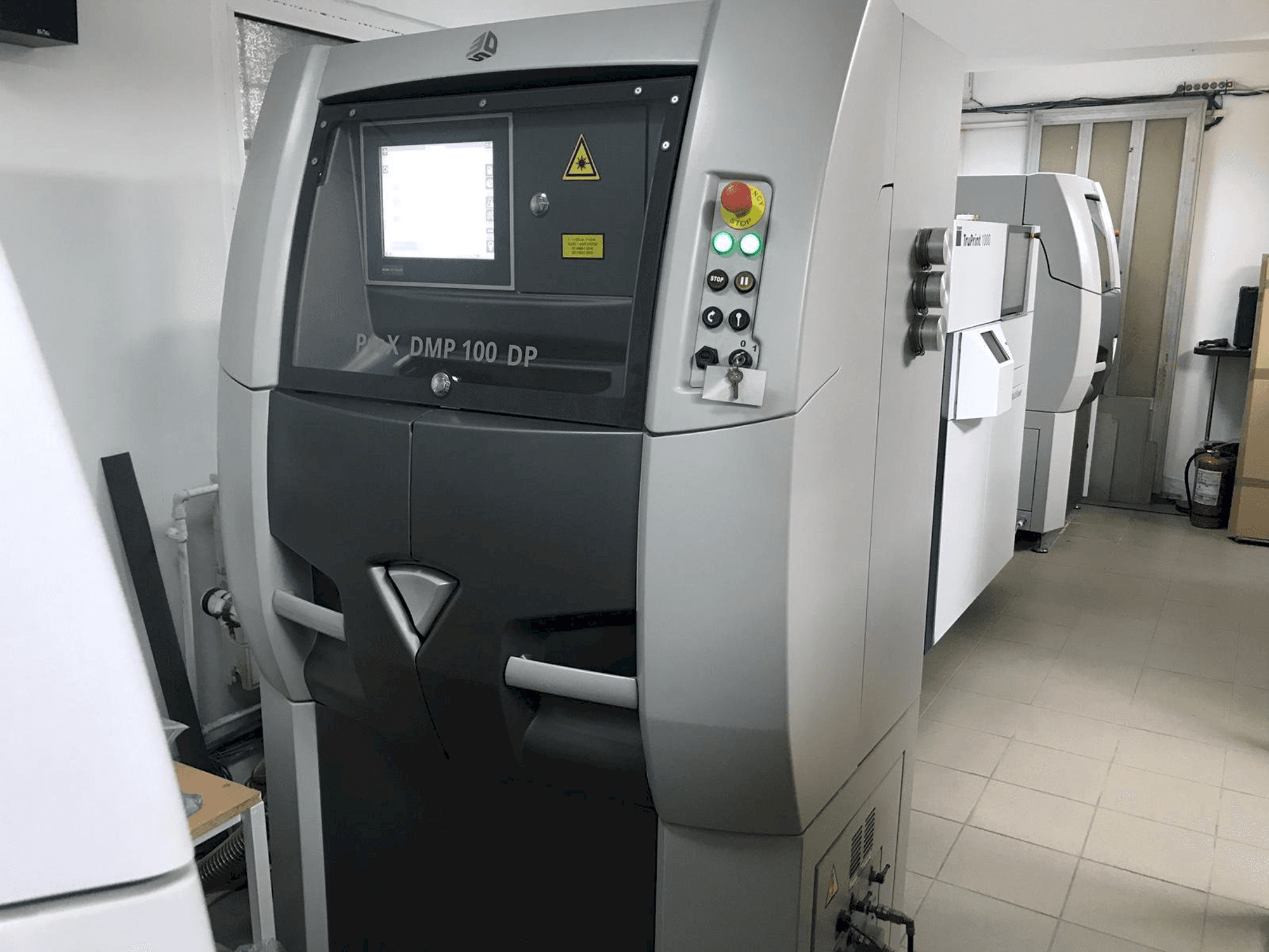 Čelní pohled na 3D SYSTEMS ProX DMP 100 stroj