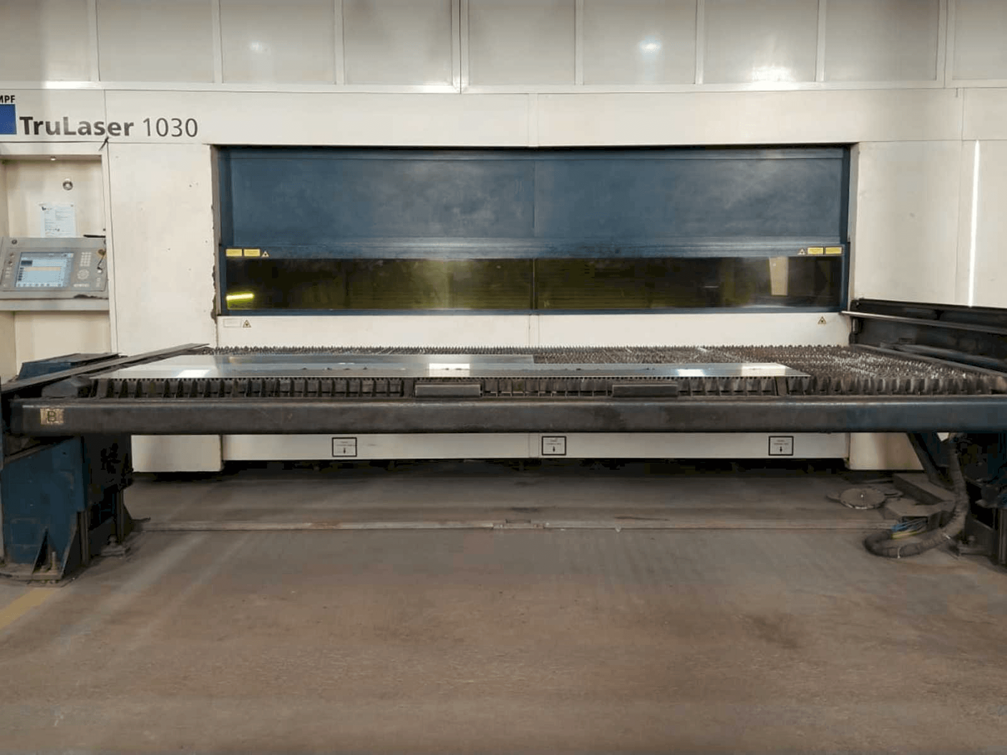 Čelní pohled na Trumpf True Laser 1030 stroj