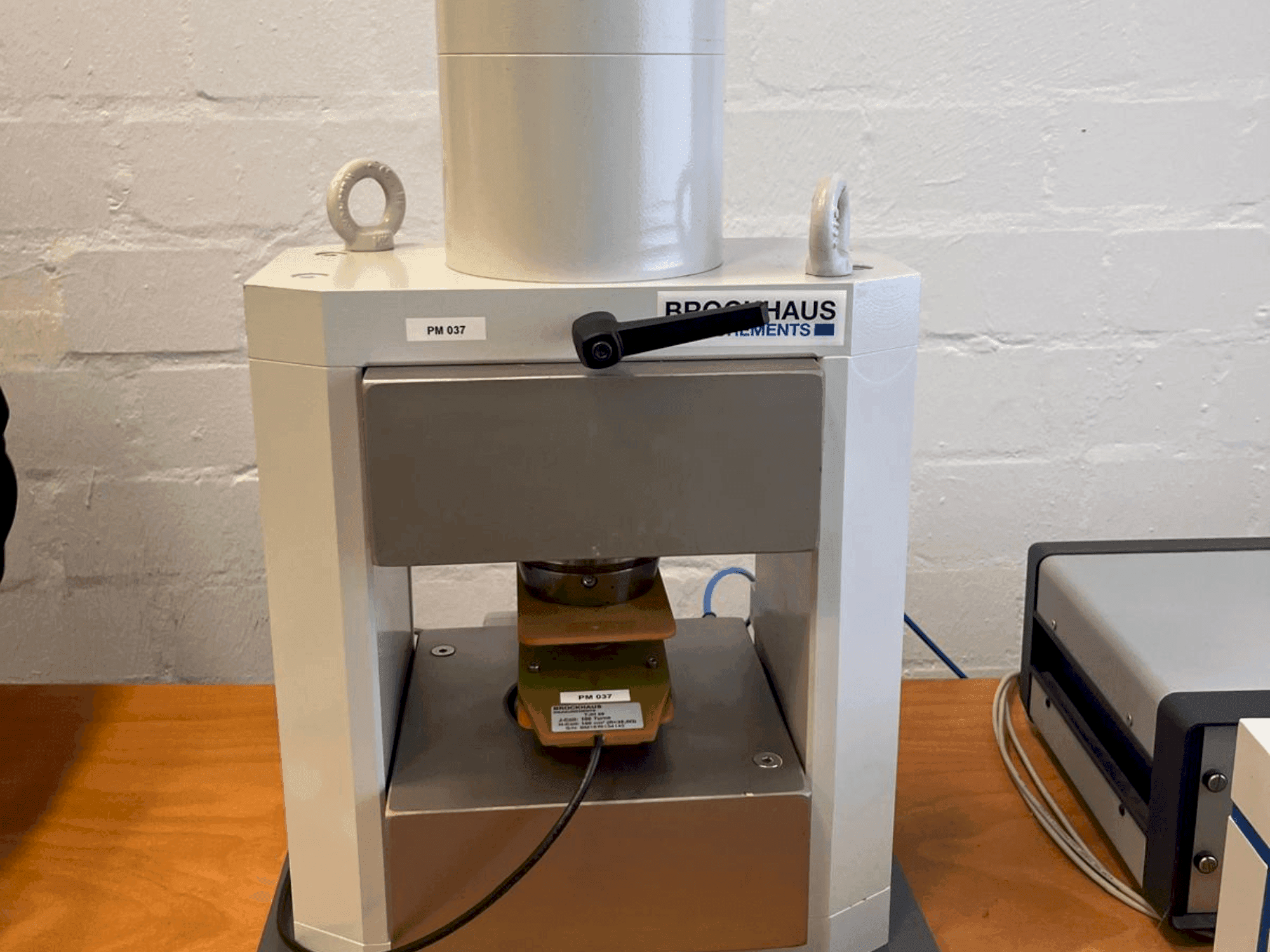 Čelní pohled na BROCKHAUS HG200 D stroj