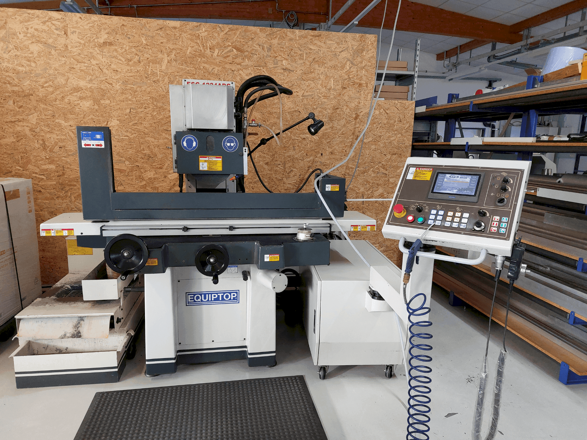 Čelní pohled na EQUIPTOP ESG-1224 ADC stroj