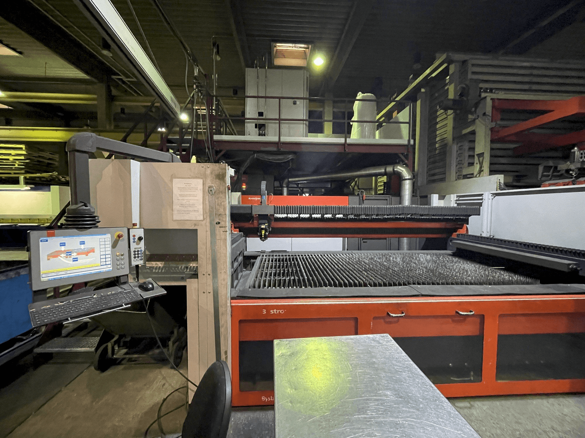 Čelní pohled na Bystronic Bylaser 4400 stroj