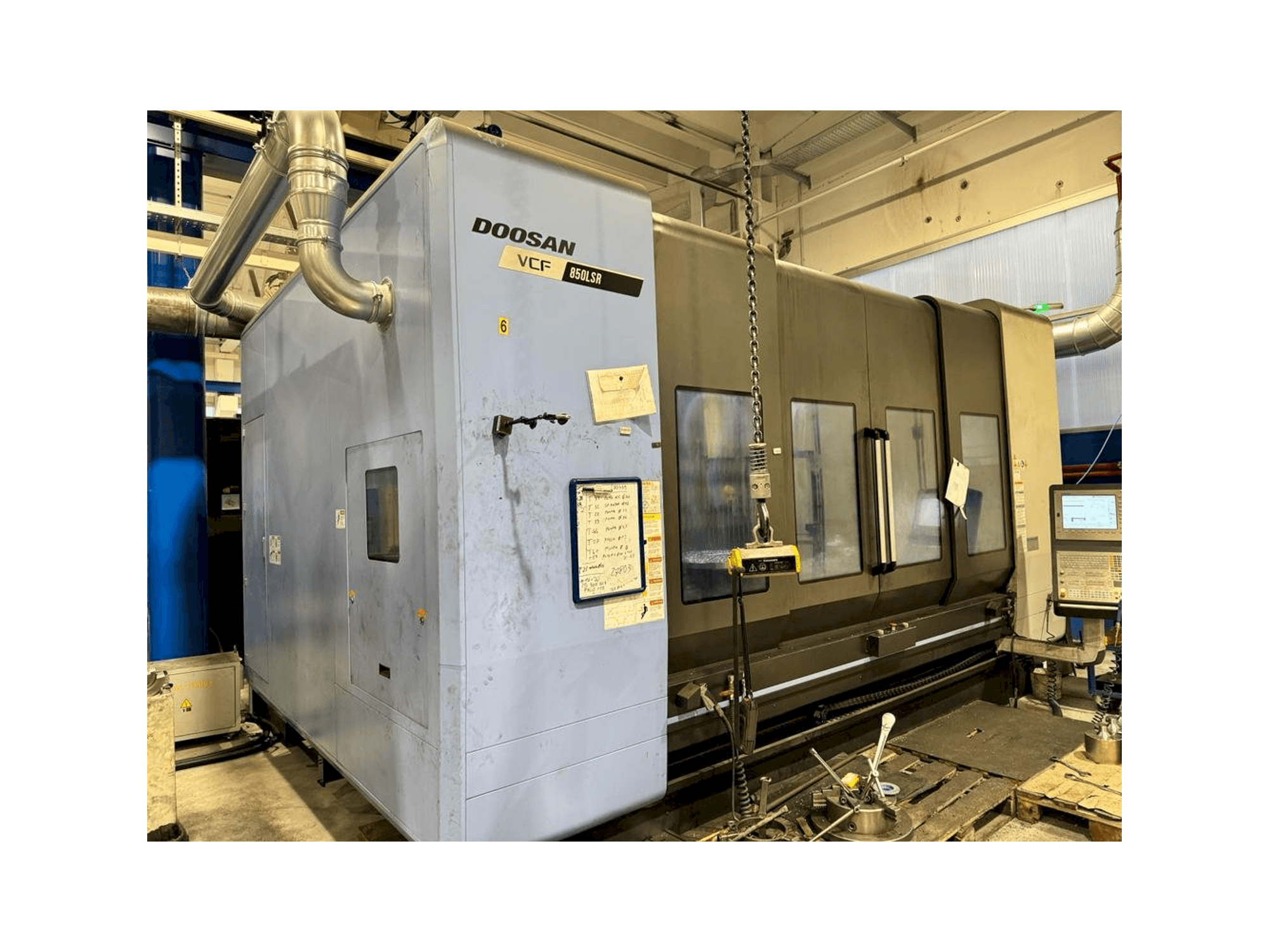 Čelní pohled na DOOSAN VCF 850 LSR stroj