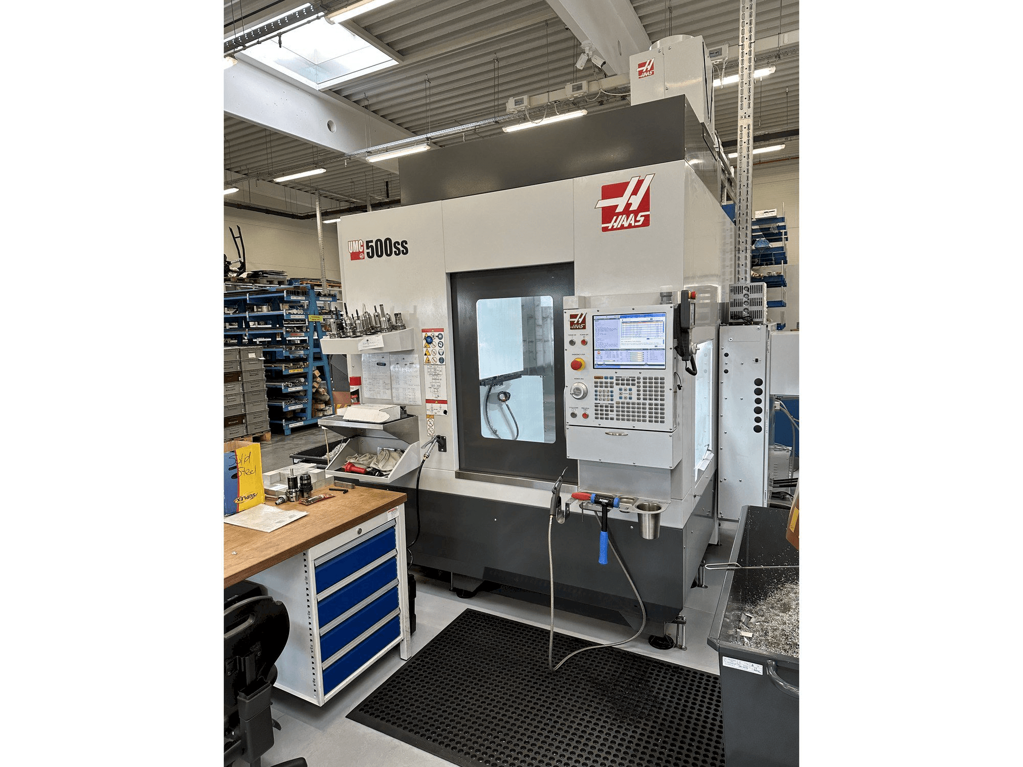 Čelní pohled na HAAS UMC-500SS stroj