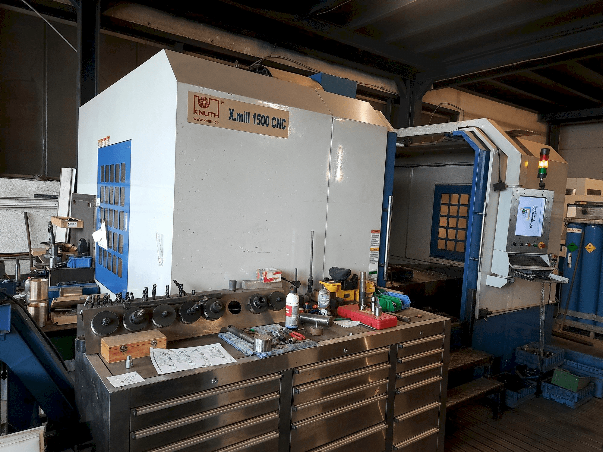 Čelní pohled na KNUTH X-Mill 1500 CNC stroj