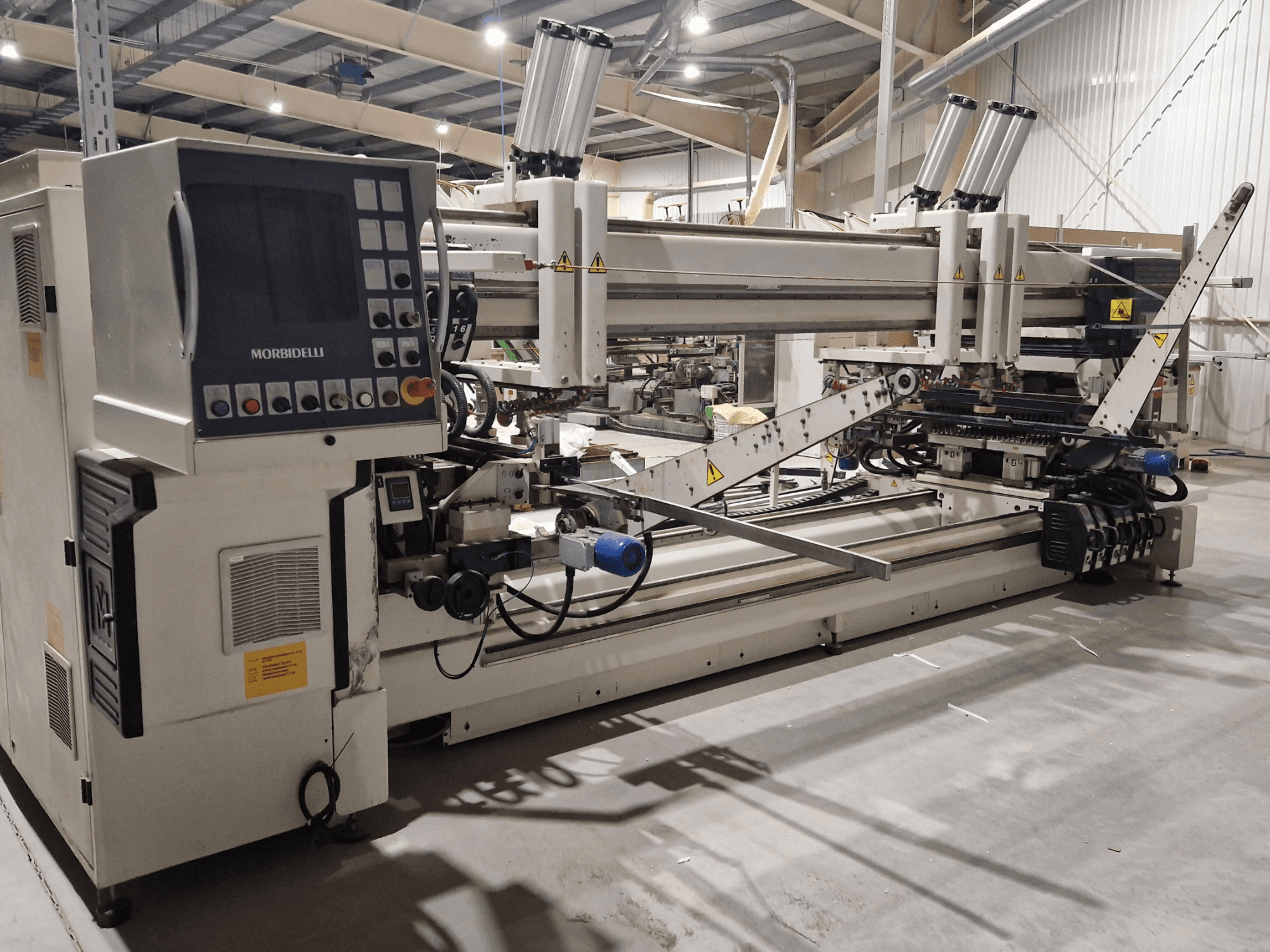 Vícevřetenová vrtačka SCM Morbidelli Zenith F2, boční pohled na ovládací panel a mechanické součásti v dílenském prostředí.