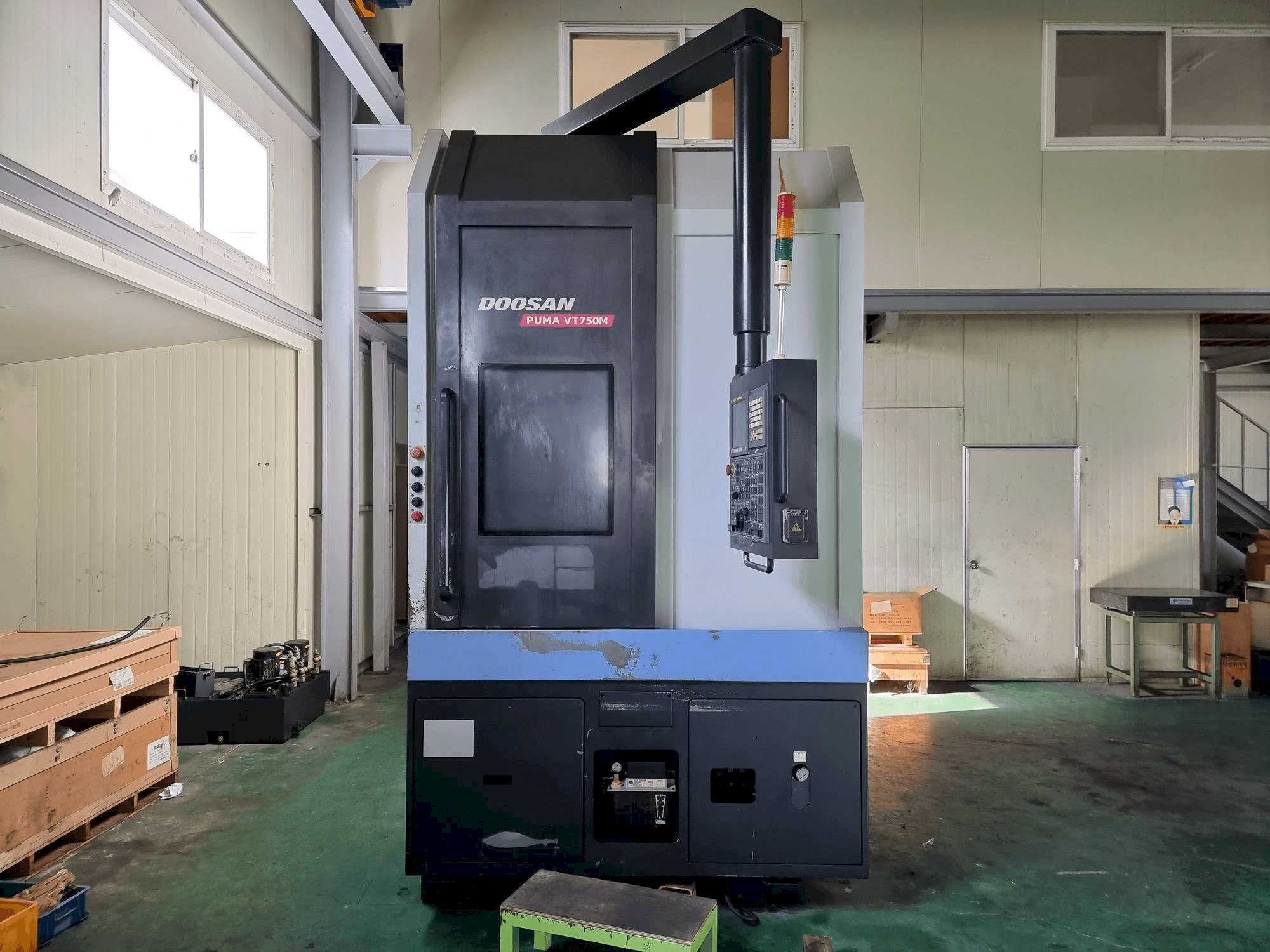 Čelní pohled na Doosan Puma VT750M stroj
