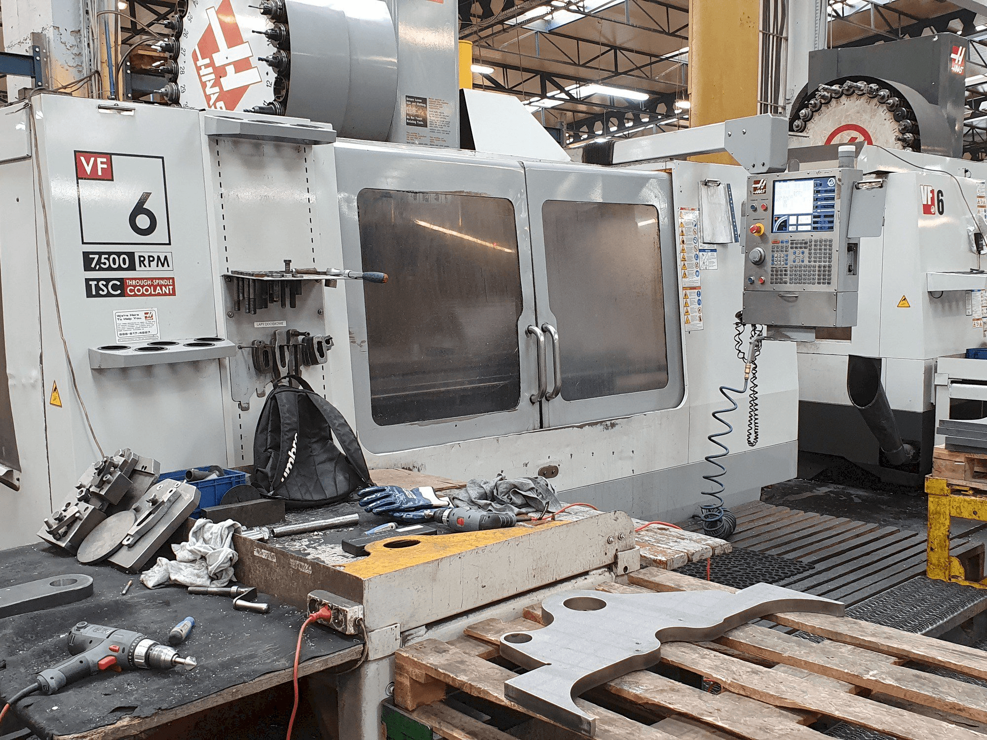 Čelní pohled na HAAS VF-6 / 50HE stroj