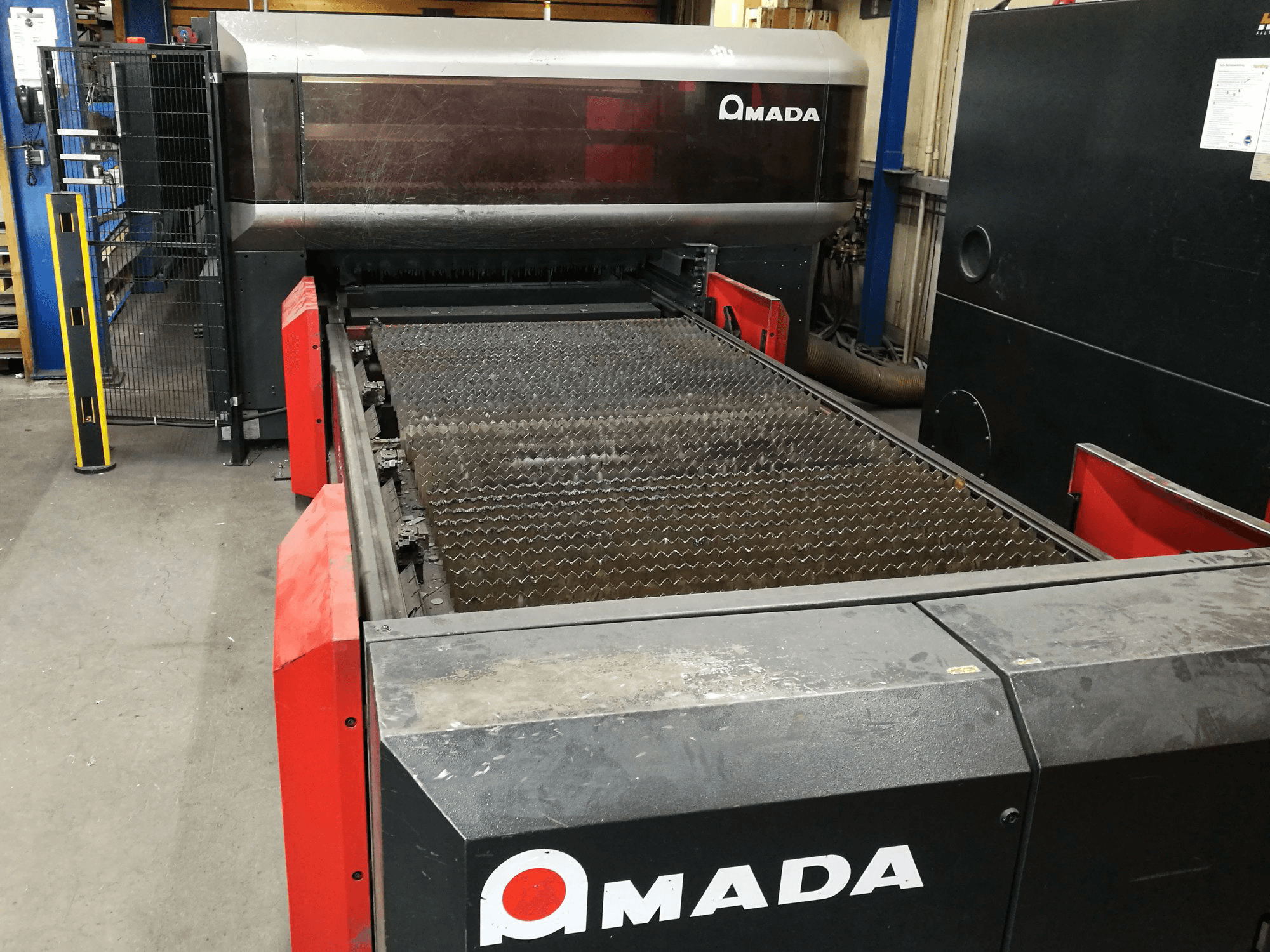 Čelní pohled na AMADA LC 3015 X1 NT stroj