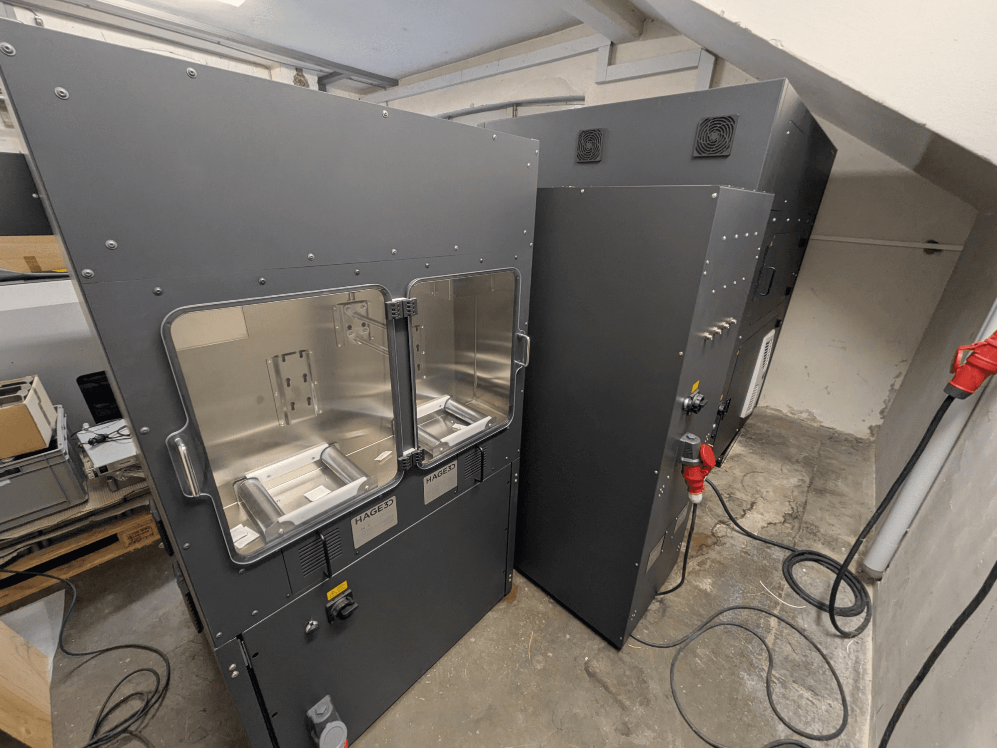 Plastová 3D tiskárna HAGE 3D Mex-One-A, boční pohled znázorňující dvojité průhledné dvířka a ovládací panel.