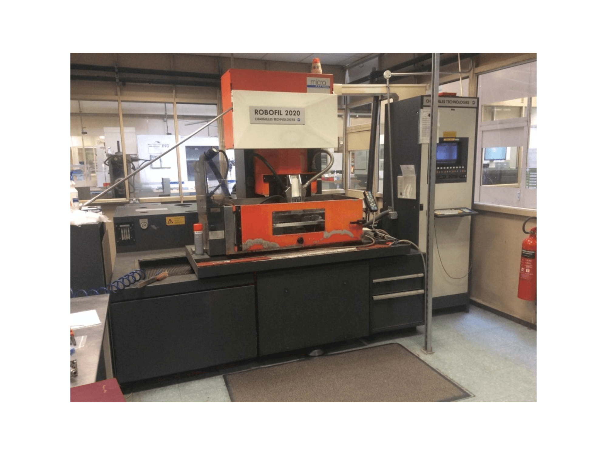 Čelní pohled na CHARMILLES Technologies Robofil 2020 - 1 stroj