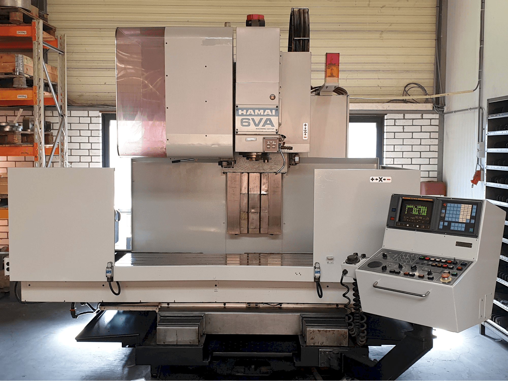 Čelní pohled na HAMAI MC-6VA stroj