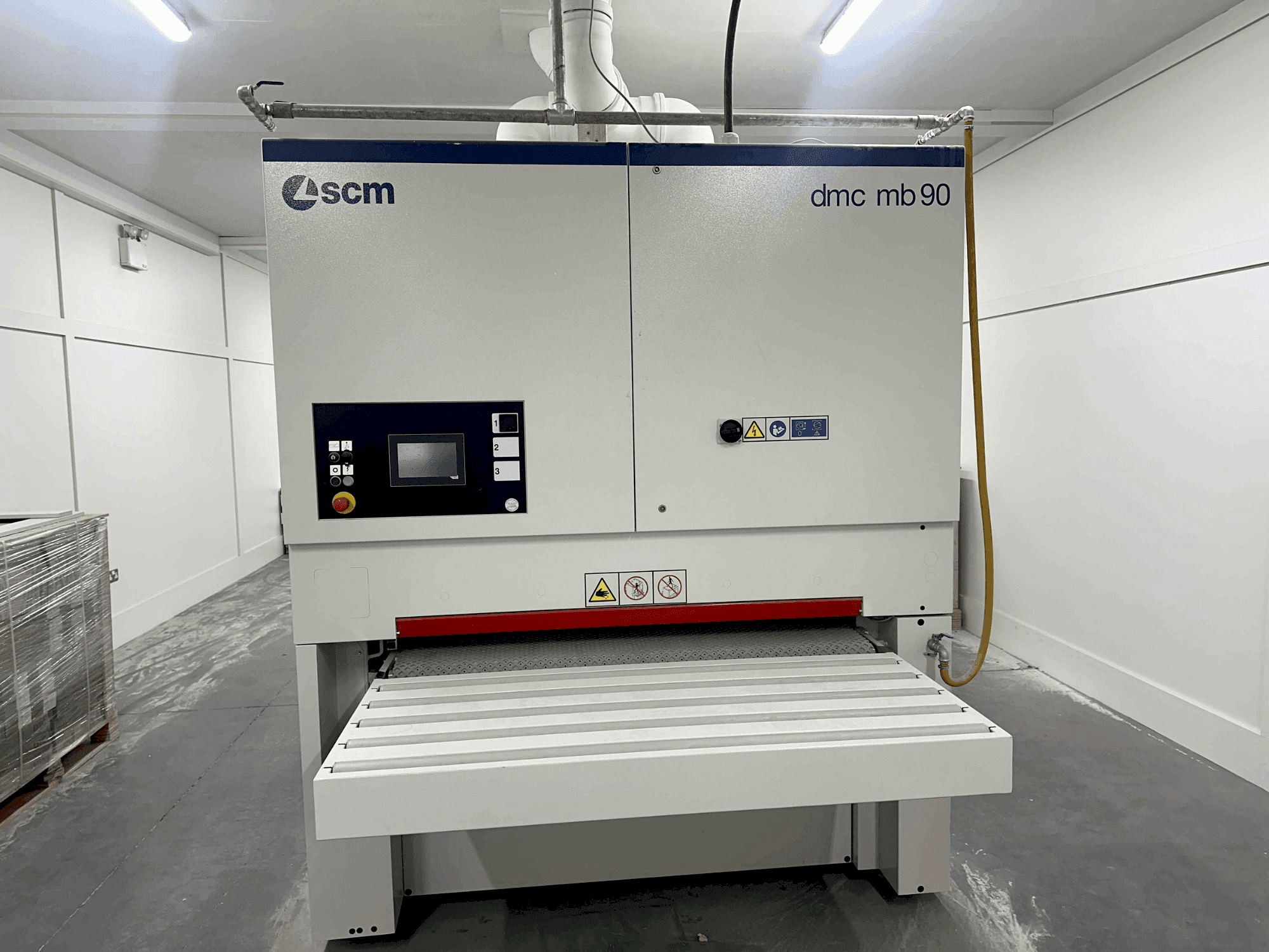 Čelní pohled na SCM DMC MB90 DBB135 stroj