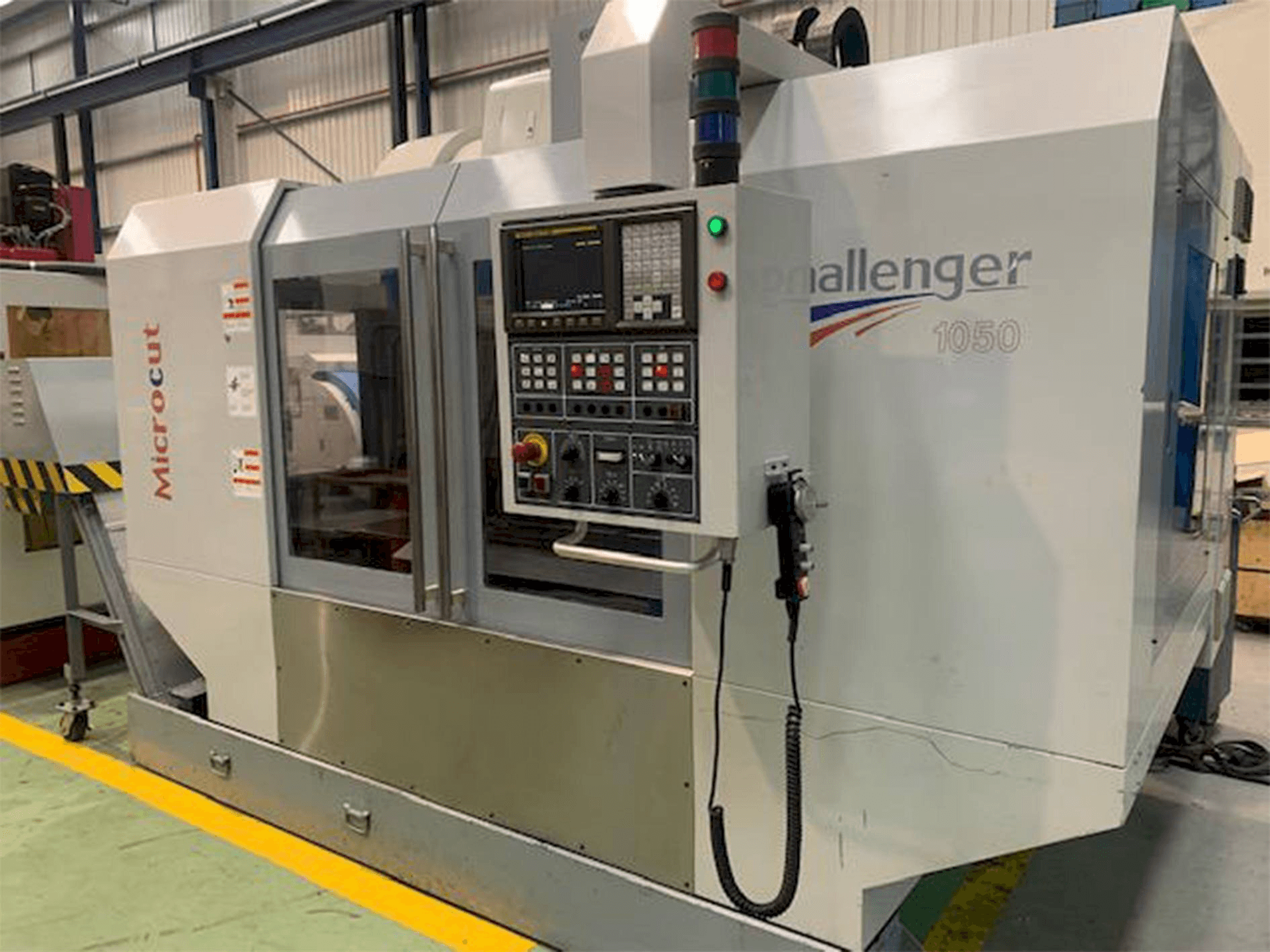 Čelní pohled na MICROCUT Challenger 1050 stroj