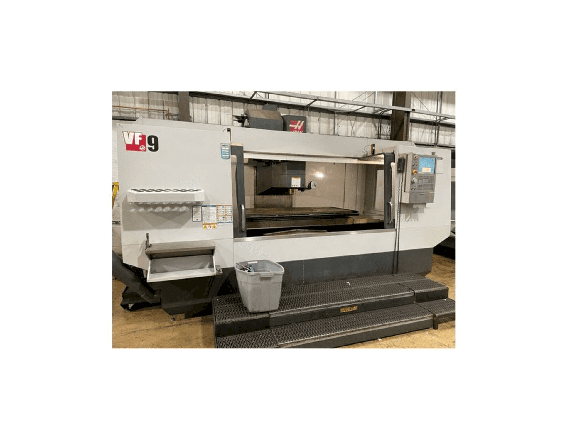 Čelní pohled na HAAS VF-9 stroj