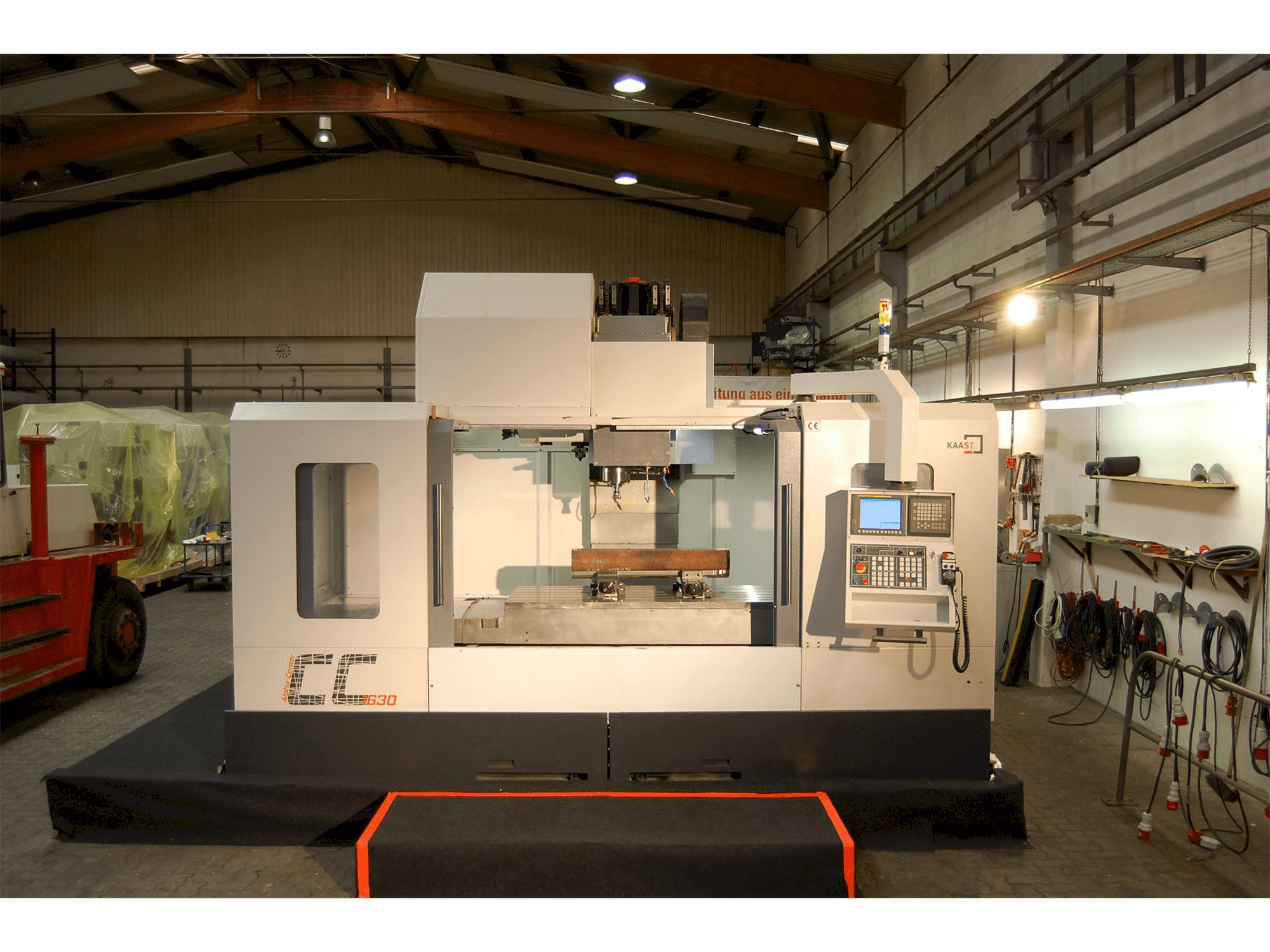 Čelní pohled na Kaast CC1630 stroj