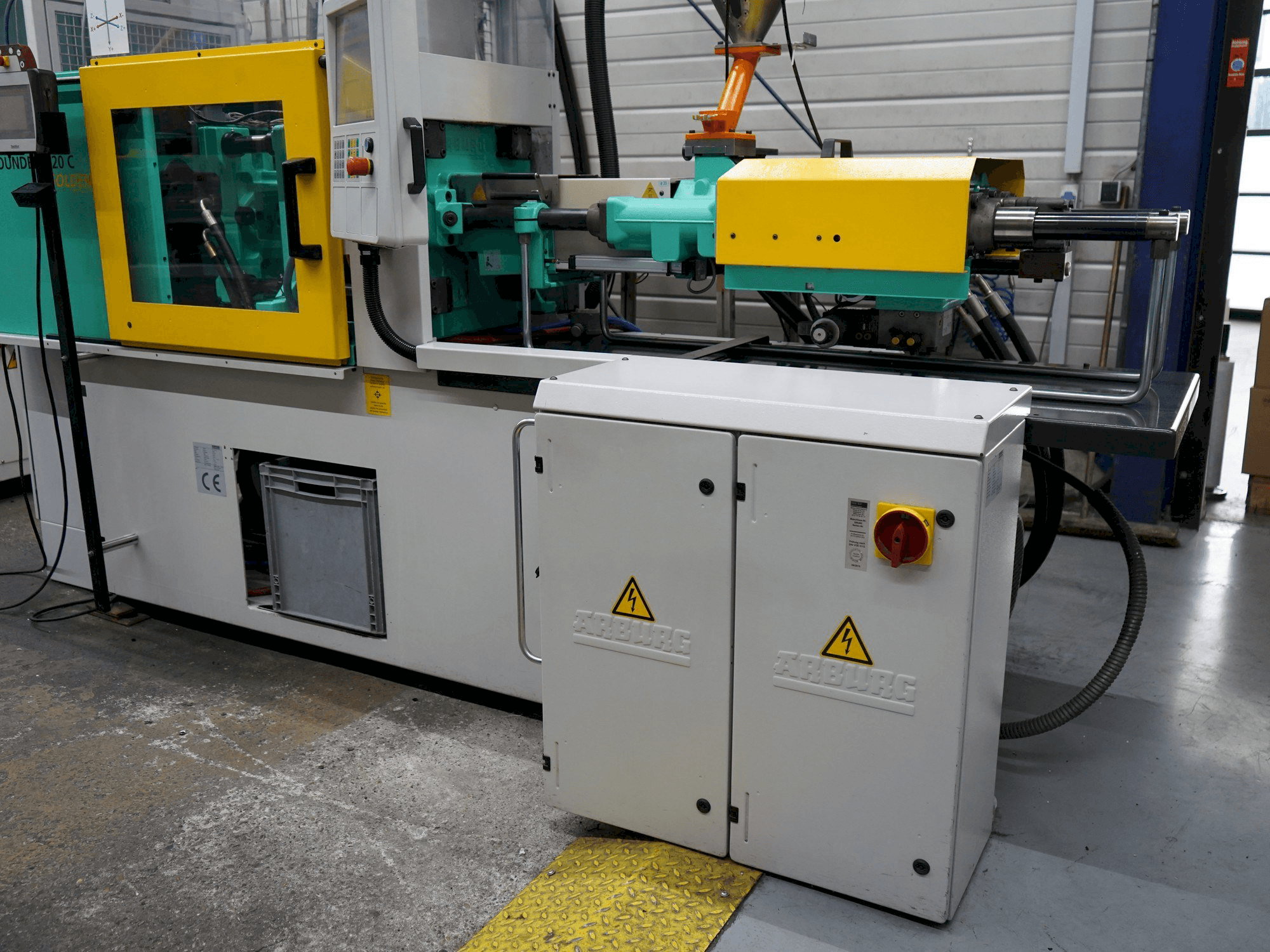 Čelní pohled na Arburg 320C (500-170) stroj