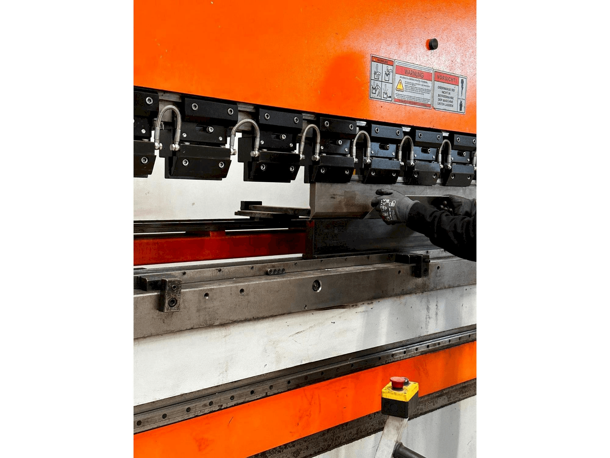 Levý boční pohled na ERMAKSAN SPEED-BEND PRO 51000 X 400 stroj