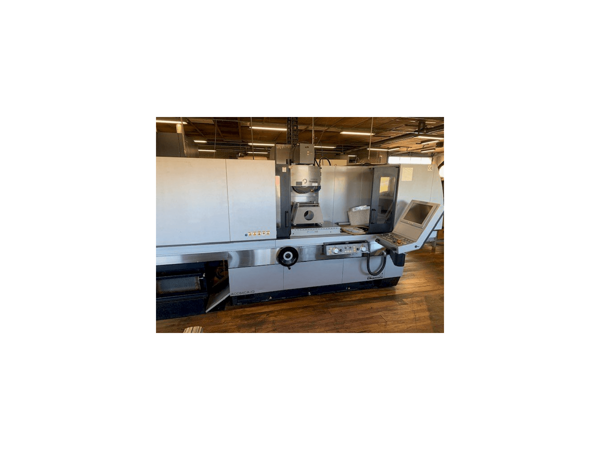 Čelní pohled na OKAMOTO ACC 84CA-iQ stroj