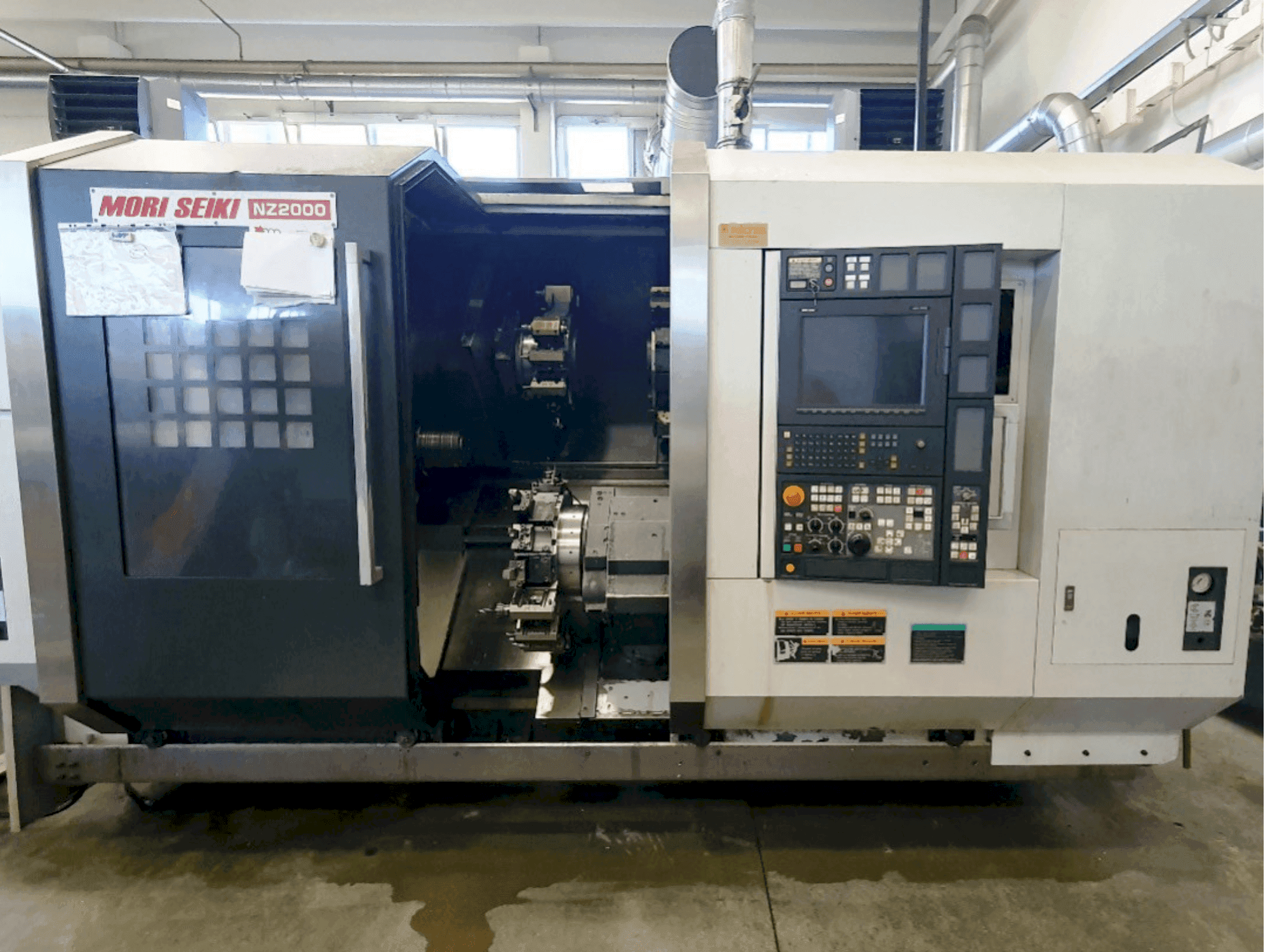 Čelní pohled na MORI SEIKI NZ2000 T3Y3 stroj