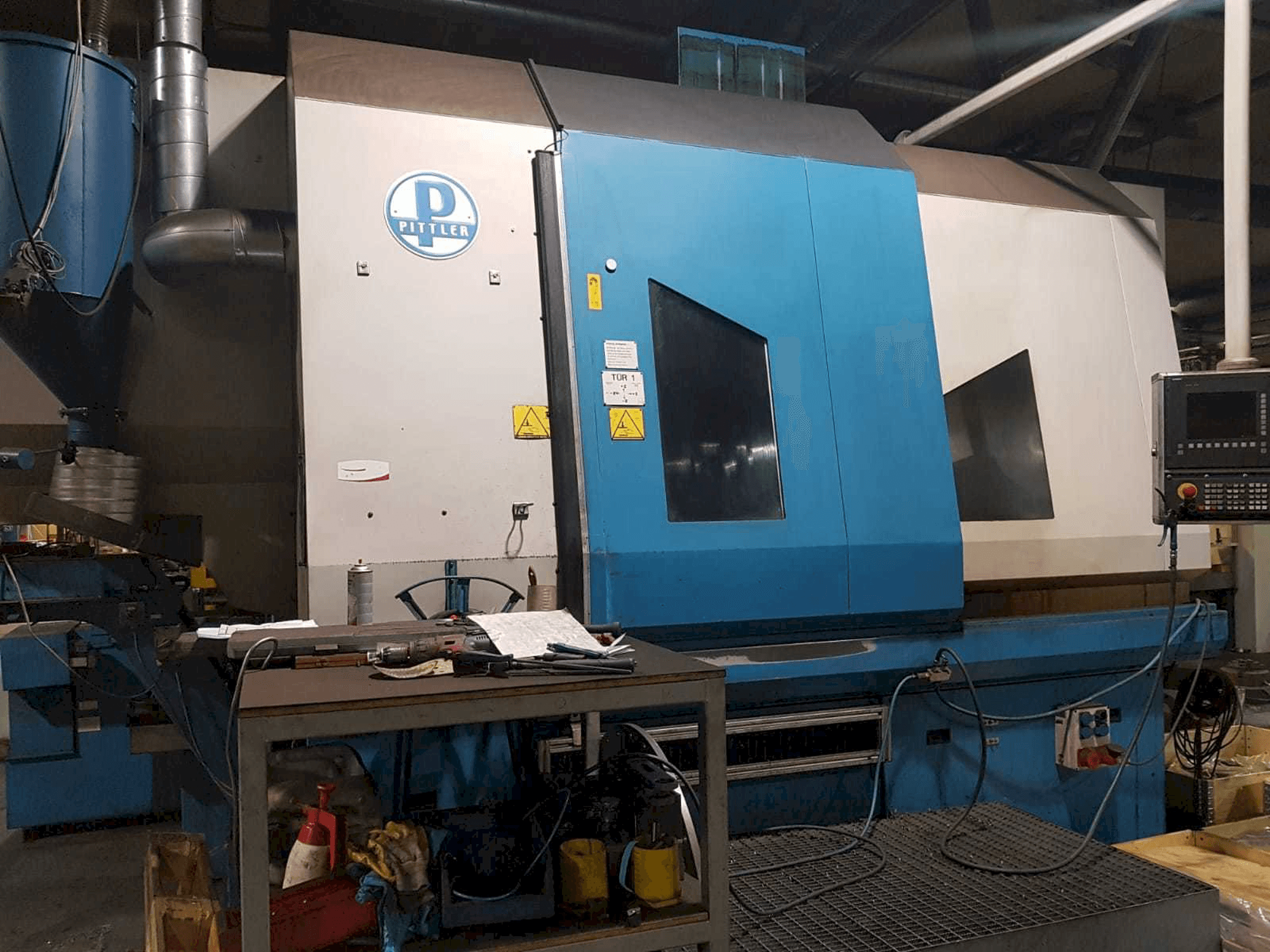 Čelní pohled na Pittler PV 1000 stroj