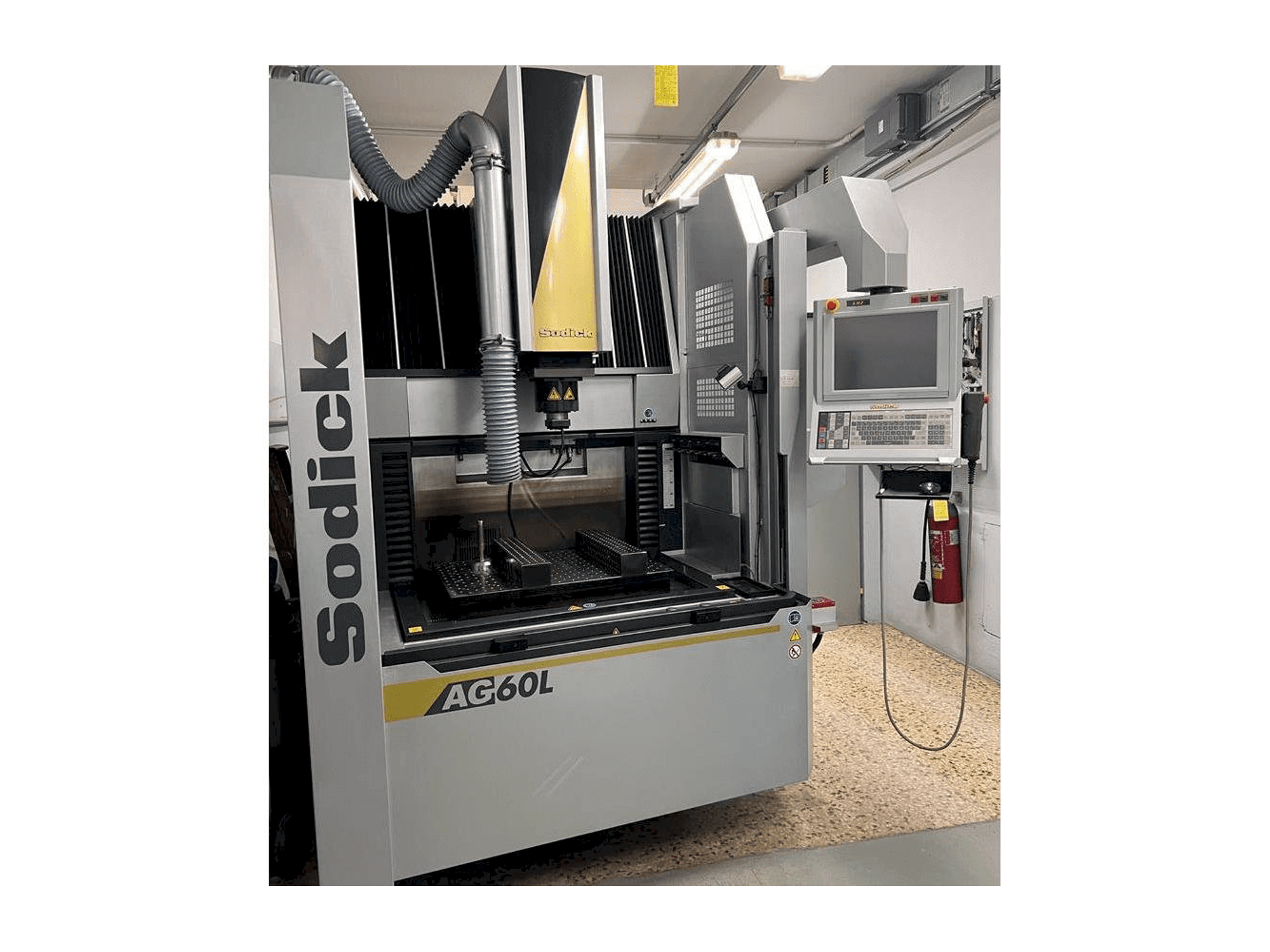 Čelní pohled na Sodick AG 60L stroj